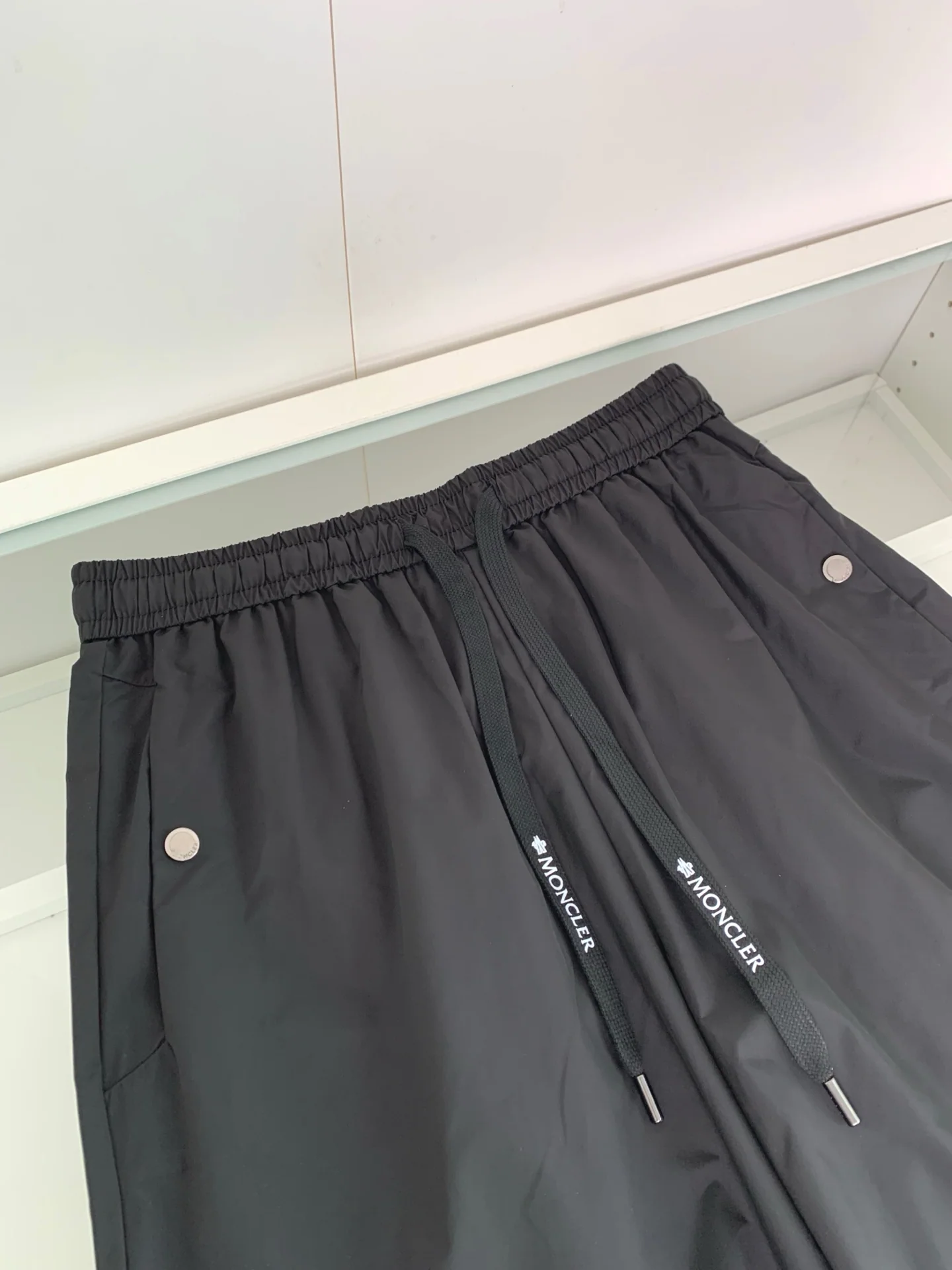 몽클레어 드로스트링 메시 포켓 남성 반바지 상세 이미지 4