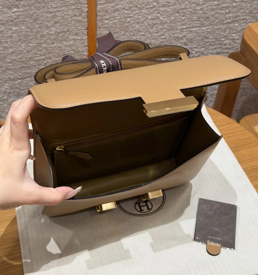 에르메스 콘스탕스 밀크티 염소가죽 지갑 상세 이미지 6