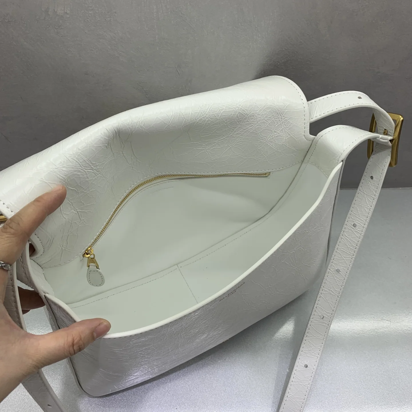 발렌시아가 클래식 곡선 실루엣 숄더백 상세 이미지 7