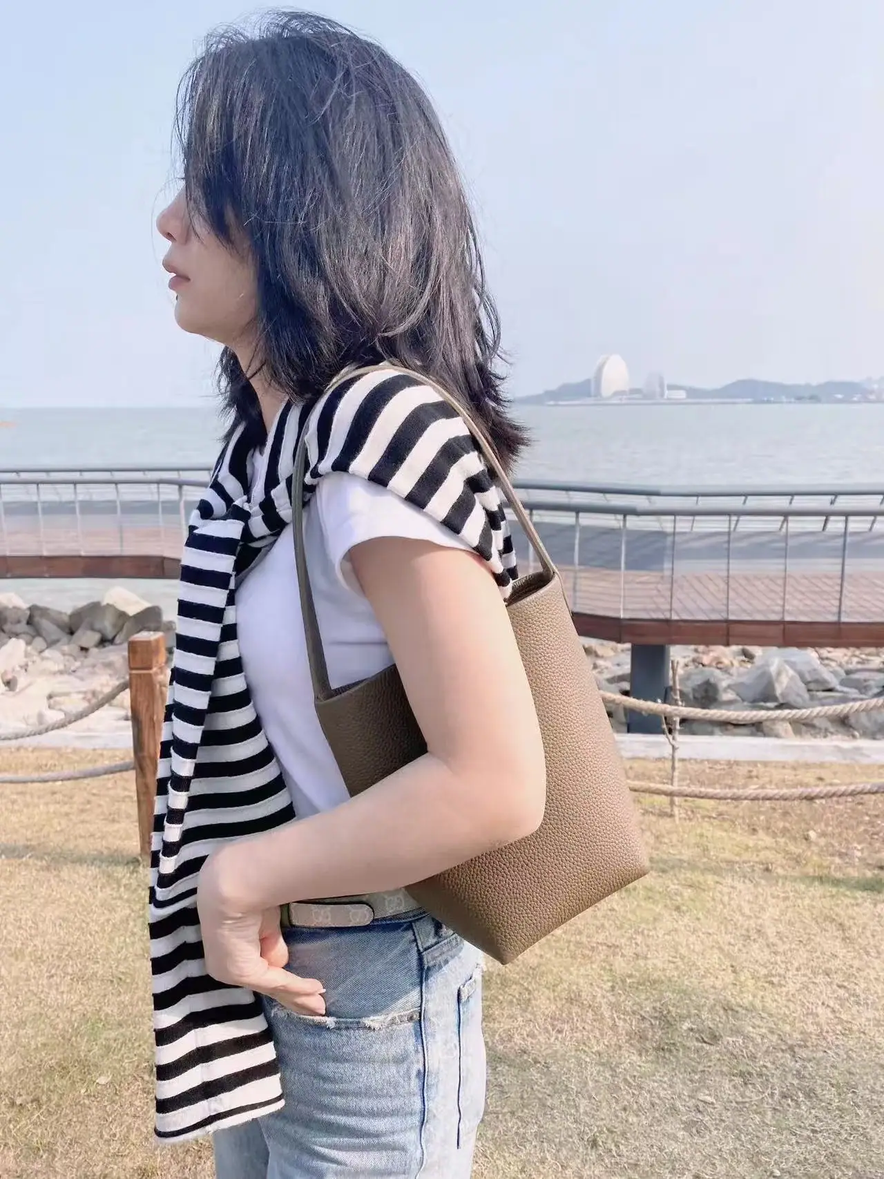 더로우 슬림 스몰 버킷백 상세 이미지 2