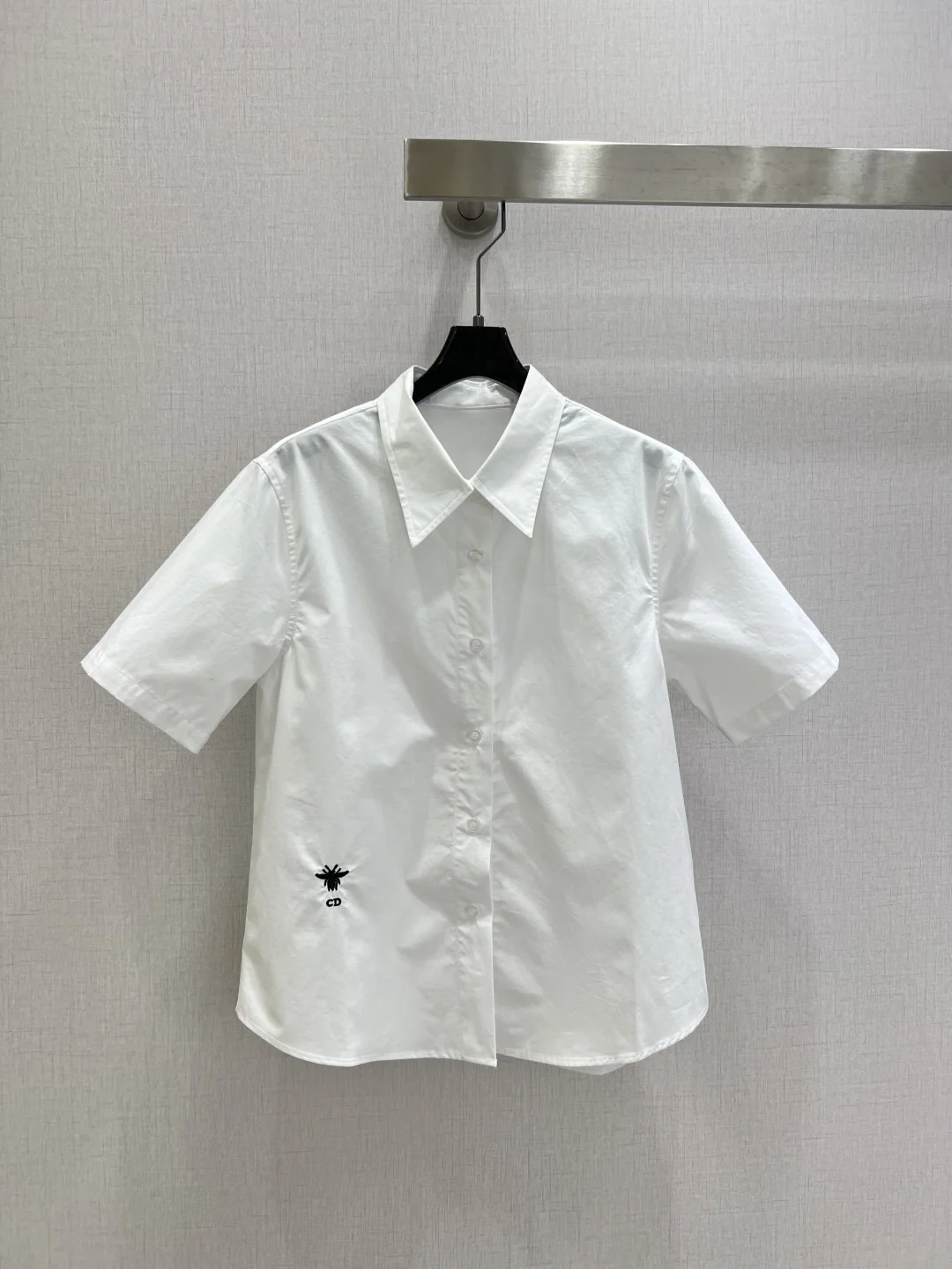 디올 벌 자수 화이트 카라 셔츠 상세 이미지 1