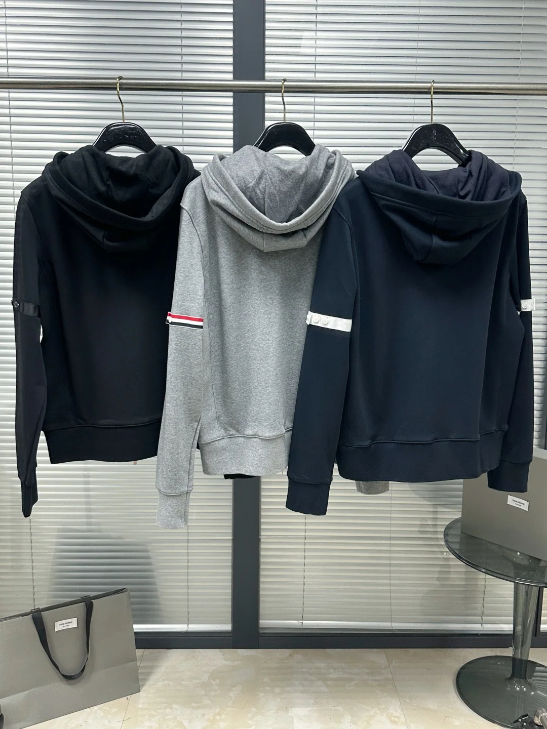 톰브라운 심플 가죽 라벨 후드 재킷 긴팔 상세 이미지 3