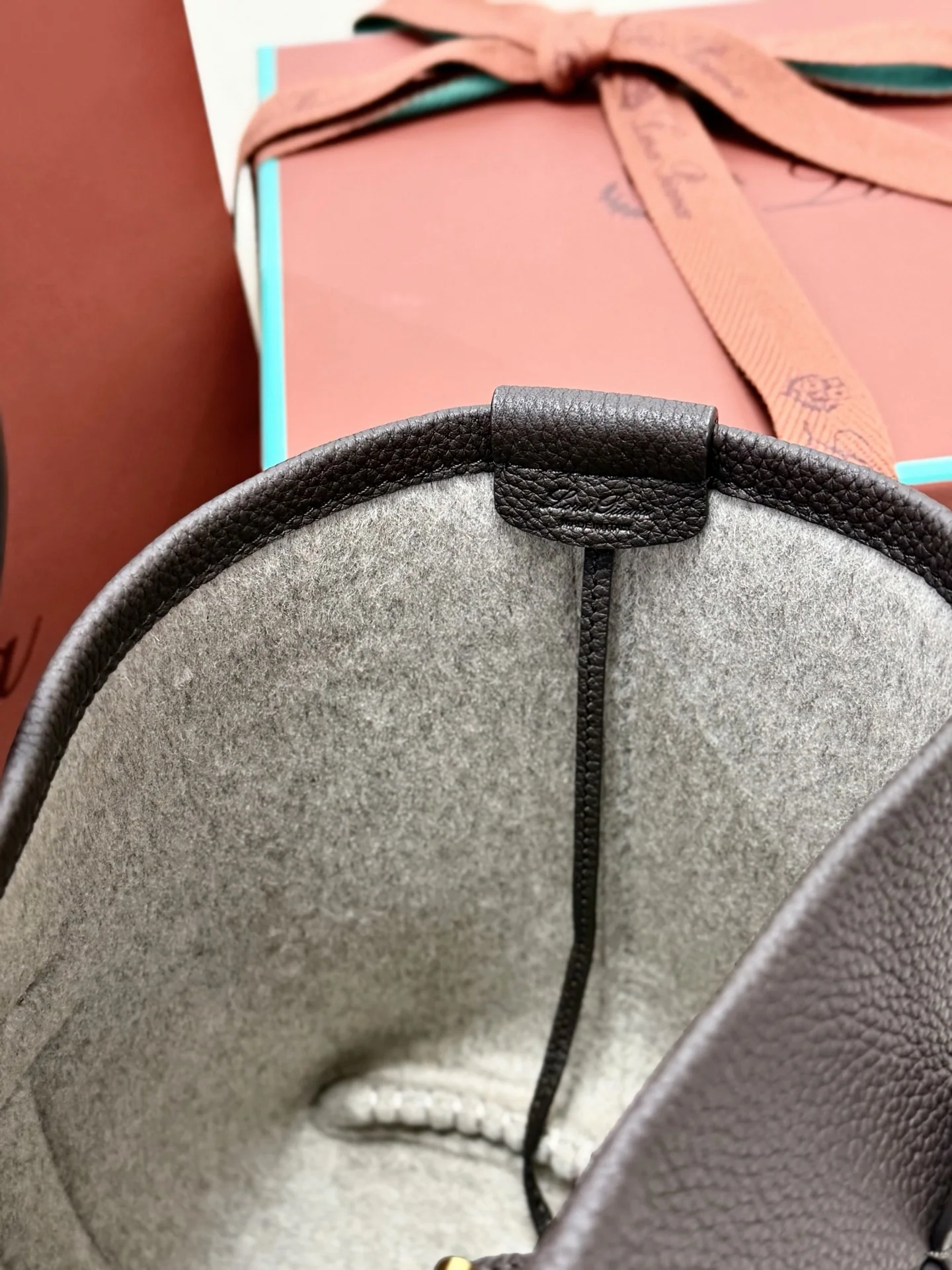 로로피아나 벨트 버클 가죽 쇼퍼백 상세 이미지 8