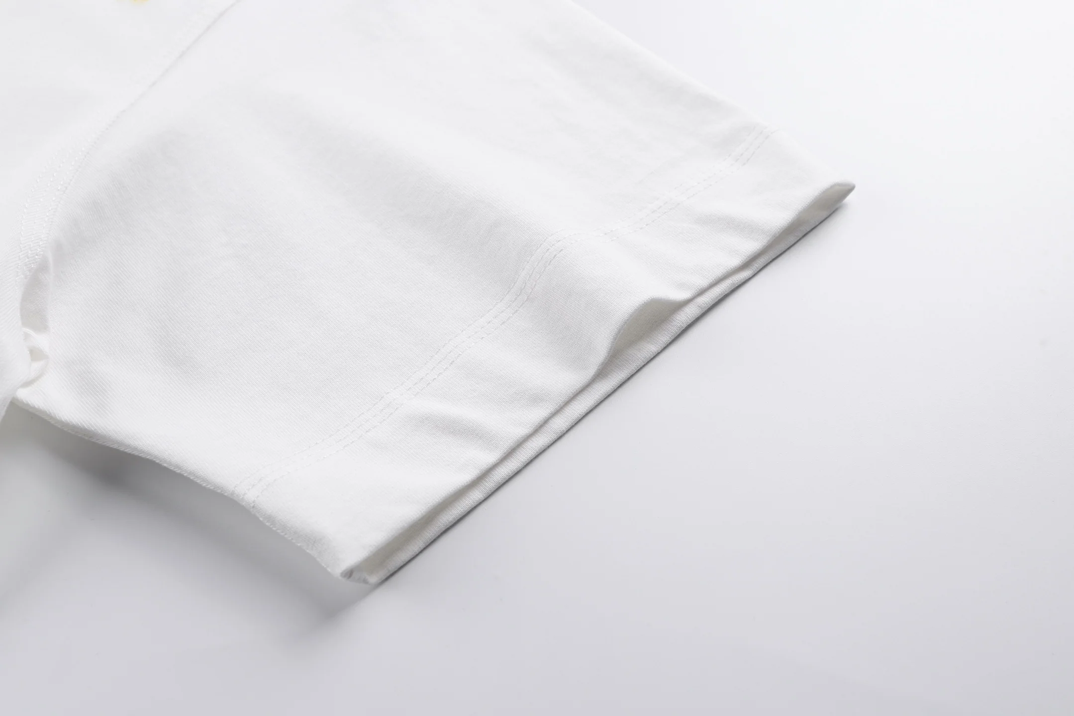 버버리 그래피티 나이트 프린트 코튼 반팔 티셔츠 상세 이미지 6