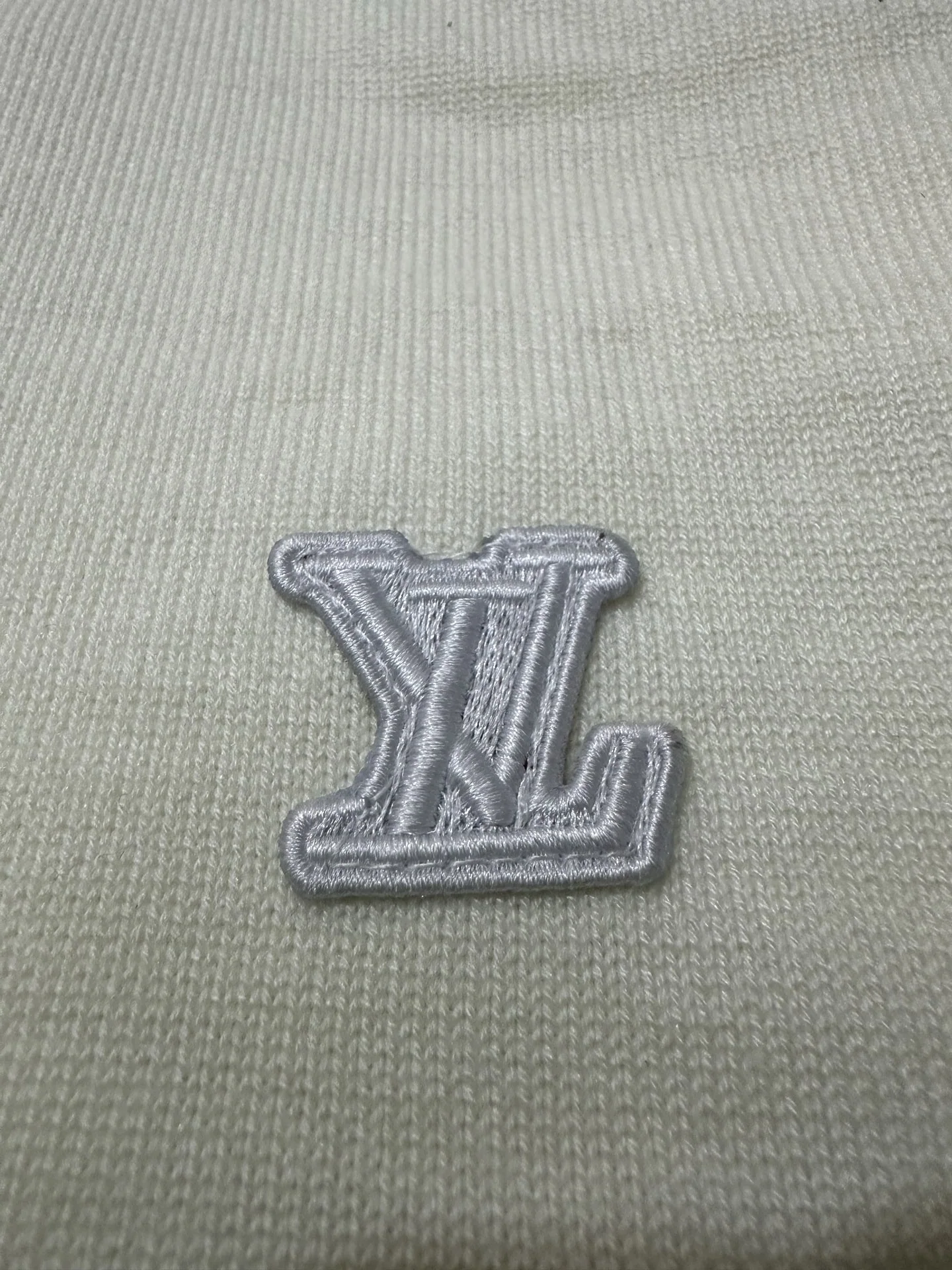 루이비통 LV 엠보스 로고 울 면 니트 상세 이미지 7