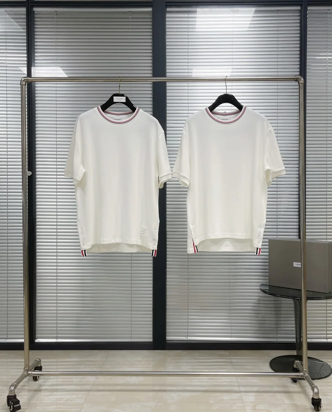톰브라운 극세사 수면 파문 반팔 티셔츠 상세 이미지 1