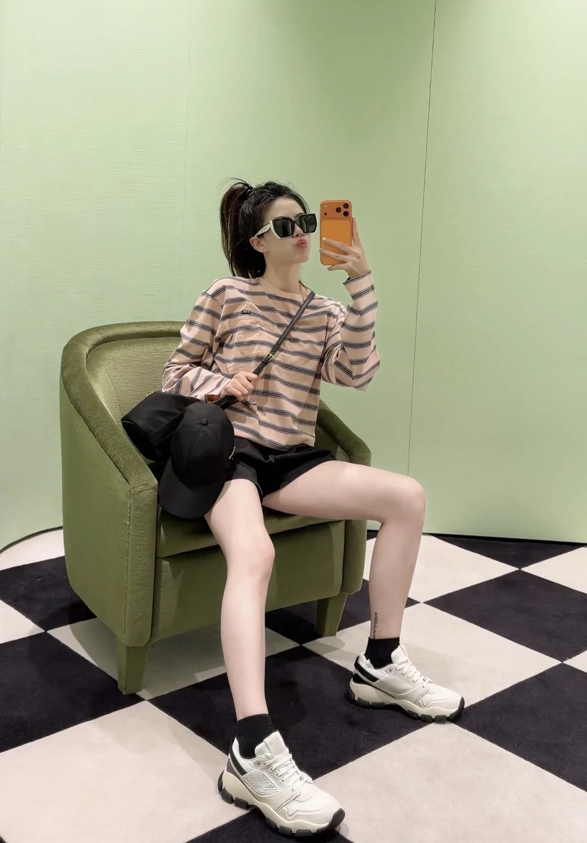 프라다 스트라이프 크롭 긴팔 티셔츠 상세 이미지 5