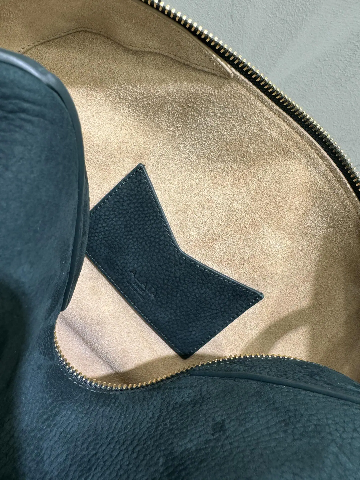 더로우 플리스 소재 스웨이드 송아지가죽 숄더백 상세 이미지 9