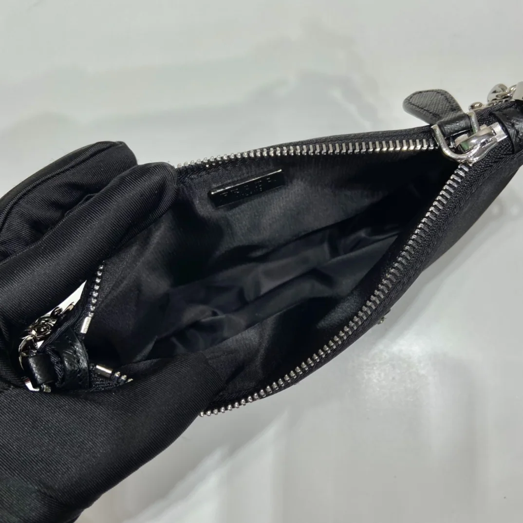 프라다 아이언 체인 호보백 상세 이미지 4