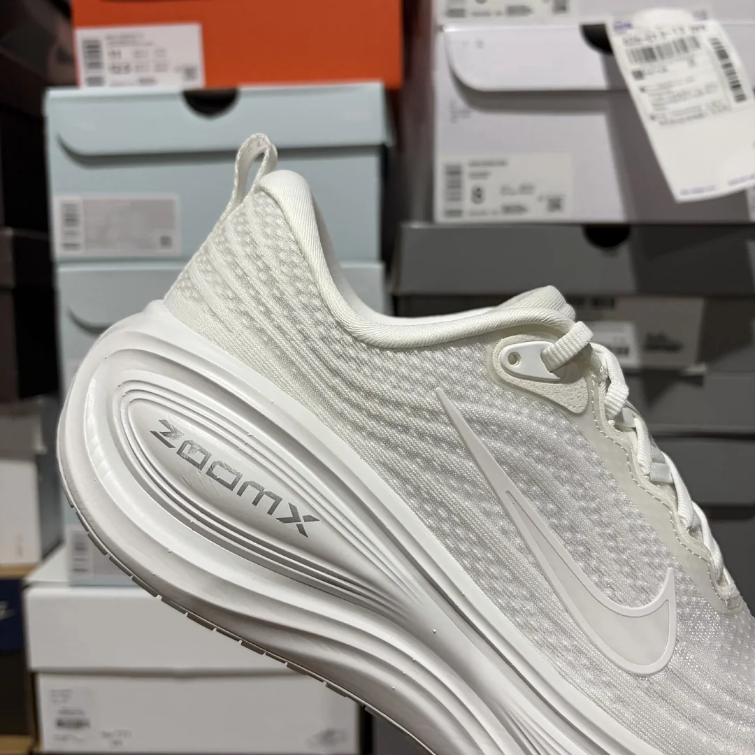 나이키 [GT] 보메로 플러스 HV8154-102 201497 Nike Vomero Plus Triple White 상세 이미지 5