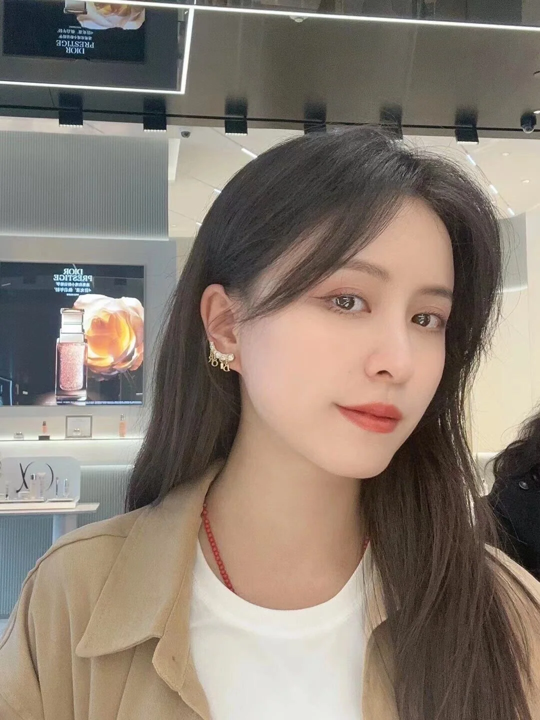디올 라인스톤 알파벳 귀걸이 상세 이미지 2