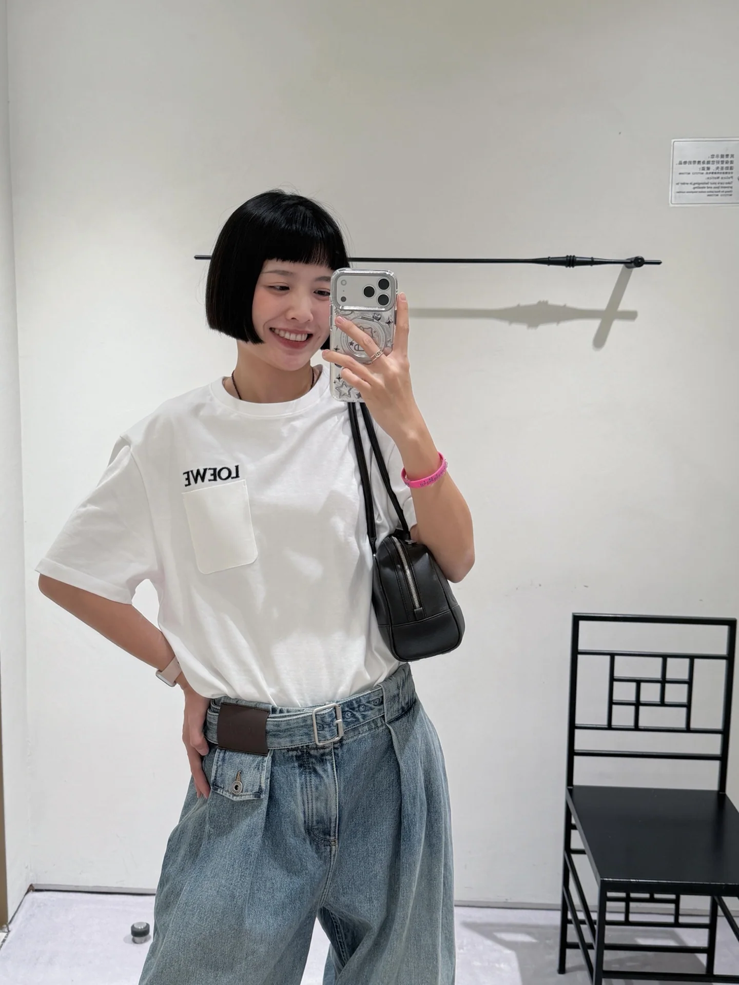 로에베 레터 자수 포켓 크루넥 반팔 티셔츠 26 SS 상세 이미지 4