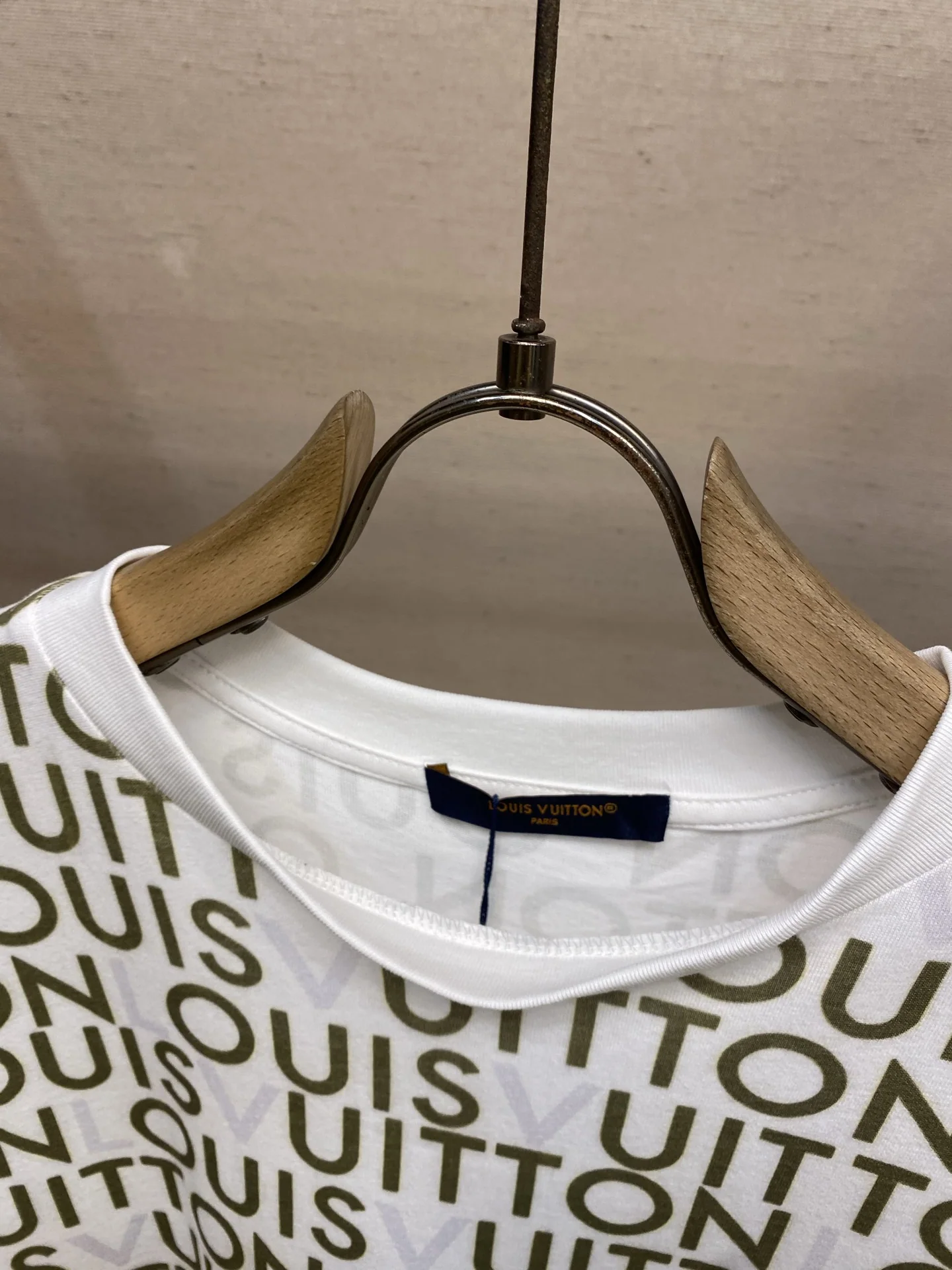 루이비통 Ouis 프린트 반팔 티셔츠 상세 이미지 3