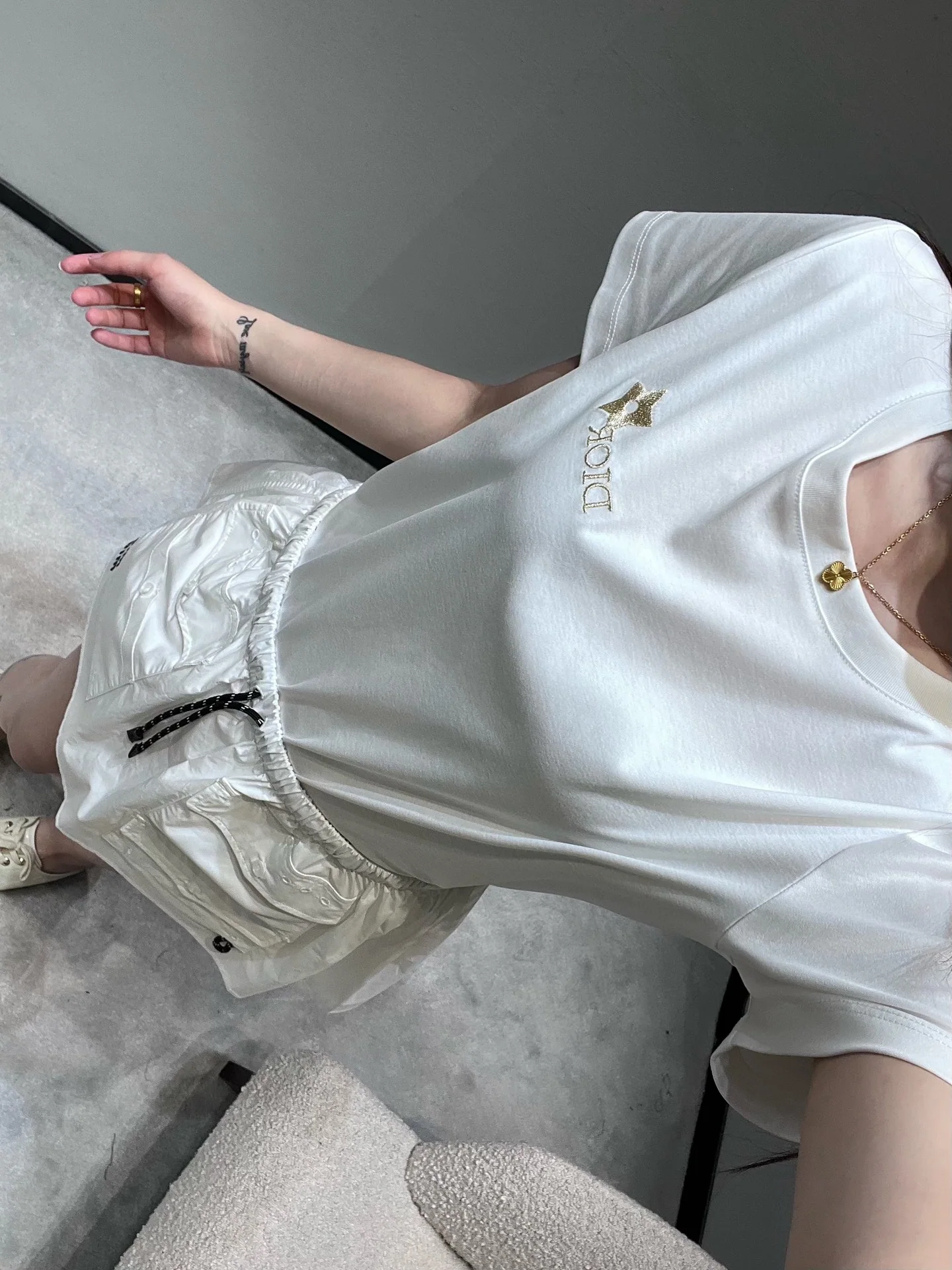 디올 스타 자수 라운드넥 여성 반팔 티셔츠 상세 이미지 5