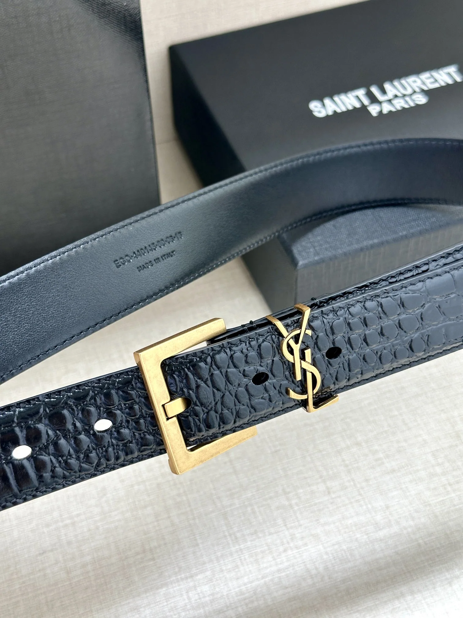 생로랑 YSL 모노그램 크로커다일 엠보싱 가죽 스퀘어 버클 벨트 상세 이미지 5