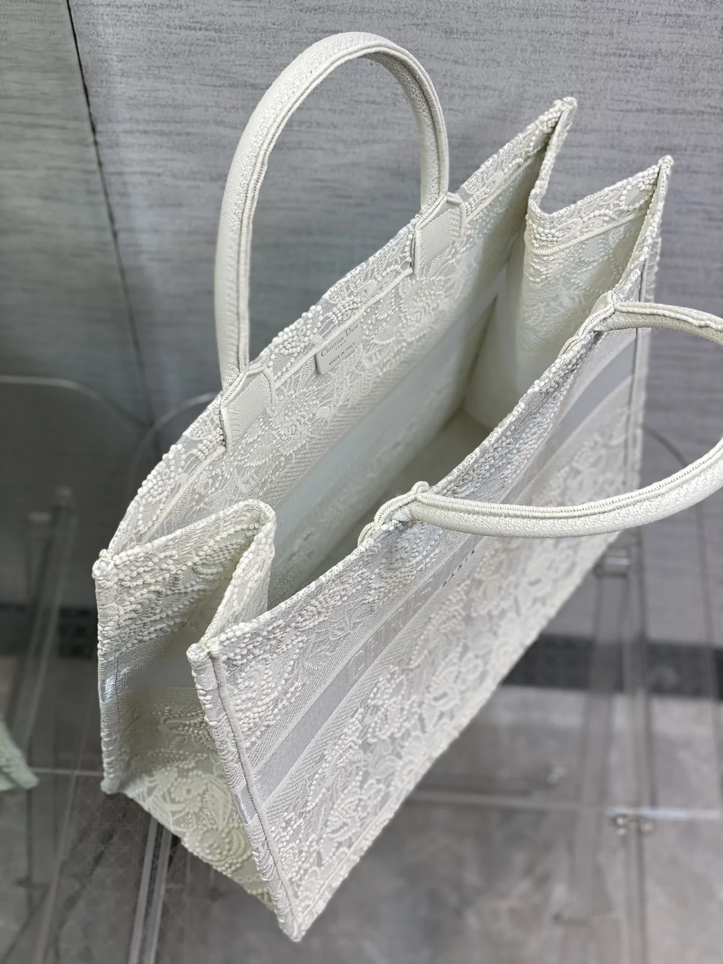 디올 픽셀 자수 북 토트 가방 상세 이미지 8
