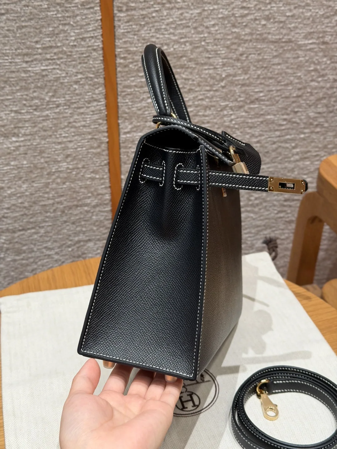 에르메스 켈리 25 블랙 골드 하드웨어 가방 상세 이미지 2
