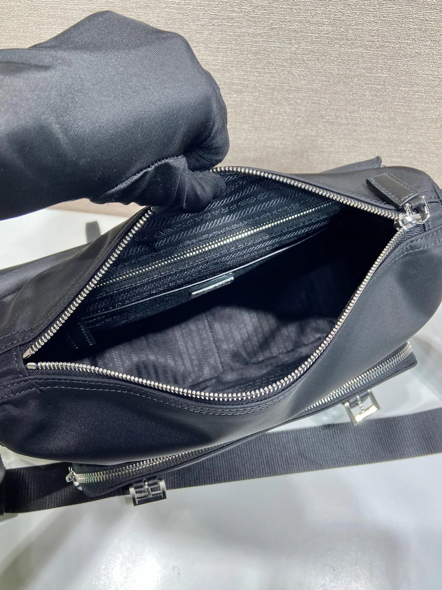 프라다 나일론 메신저백 상세 이미지 8