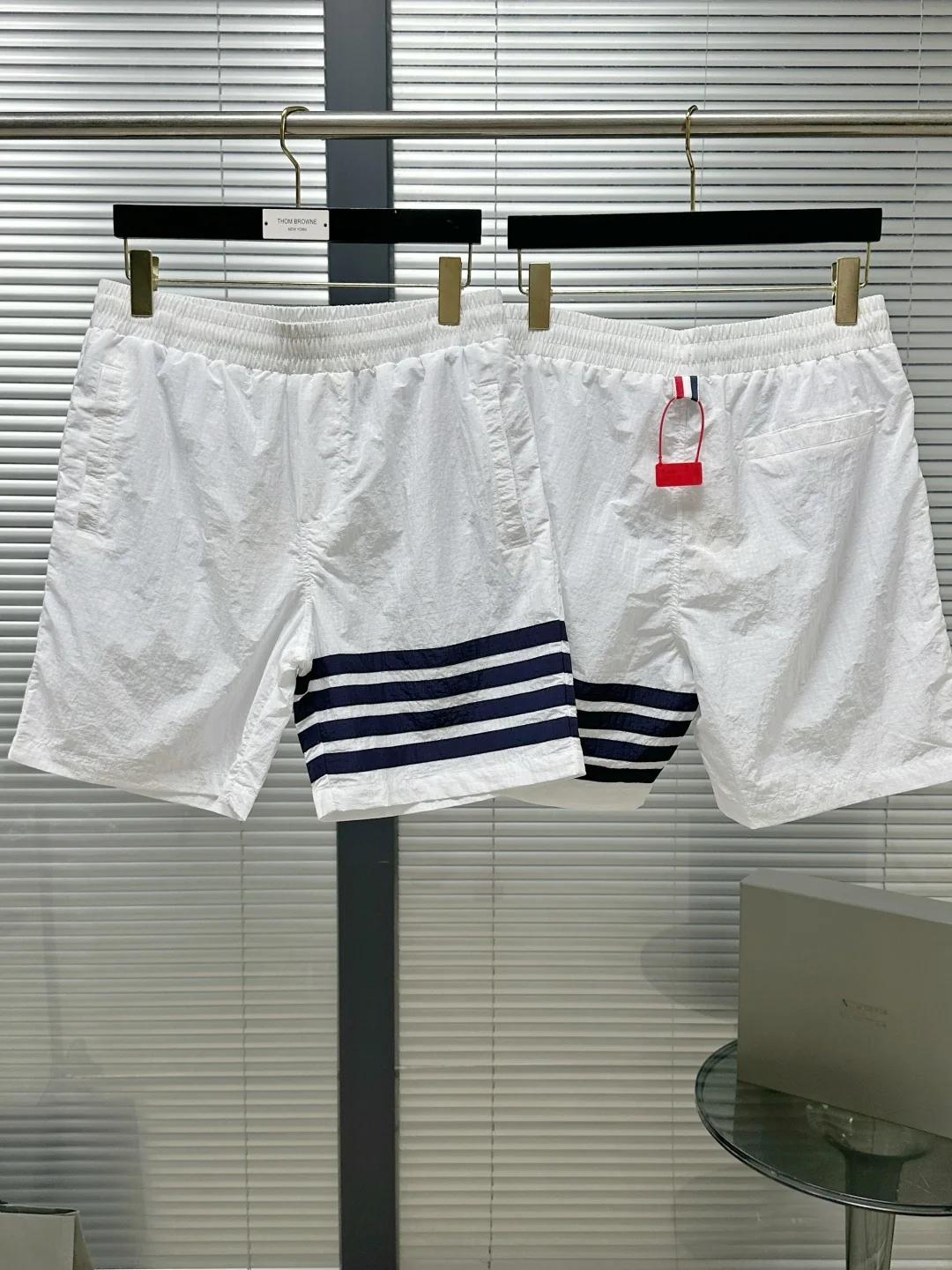 톰브라운 나일론 체크 메시 안감 4 바 스트라이프 남성 반바지 142860