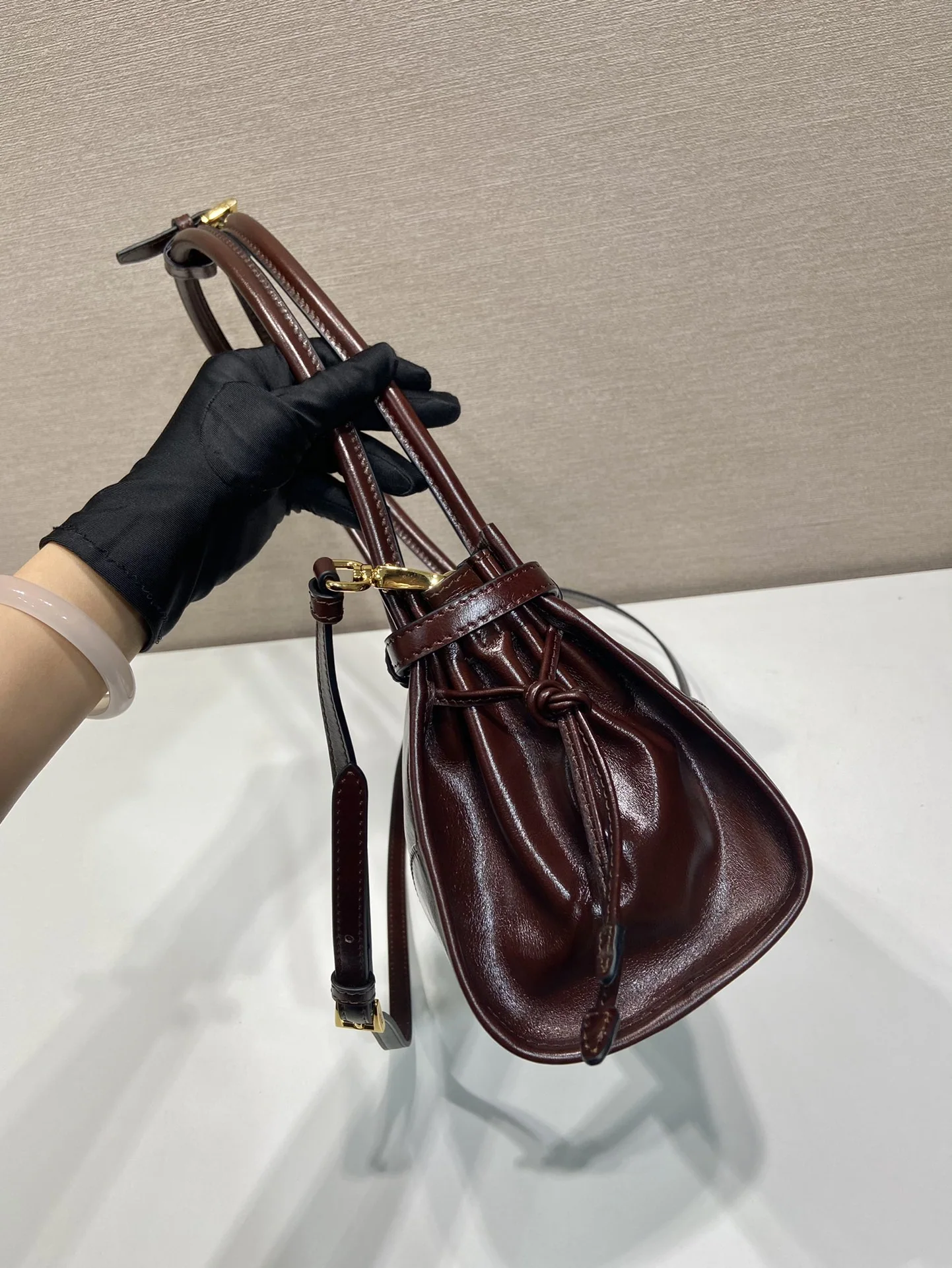 프라다 오일드 가죽 소형 크로스바디백 1BA426 상세 이미지 5
