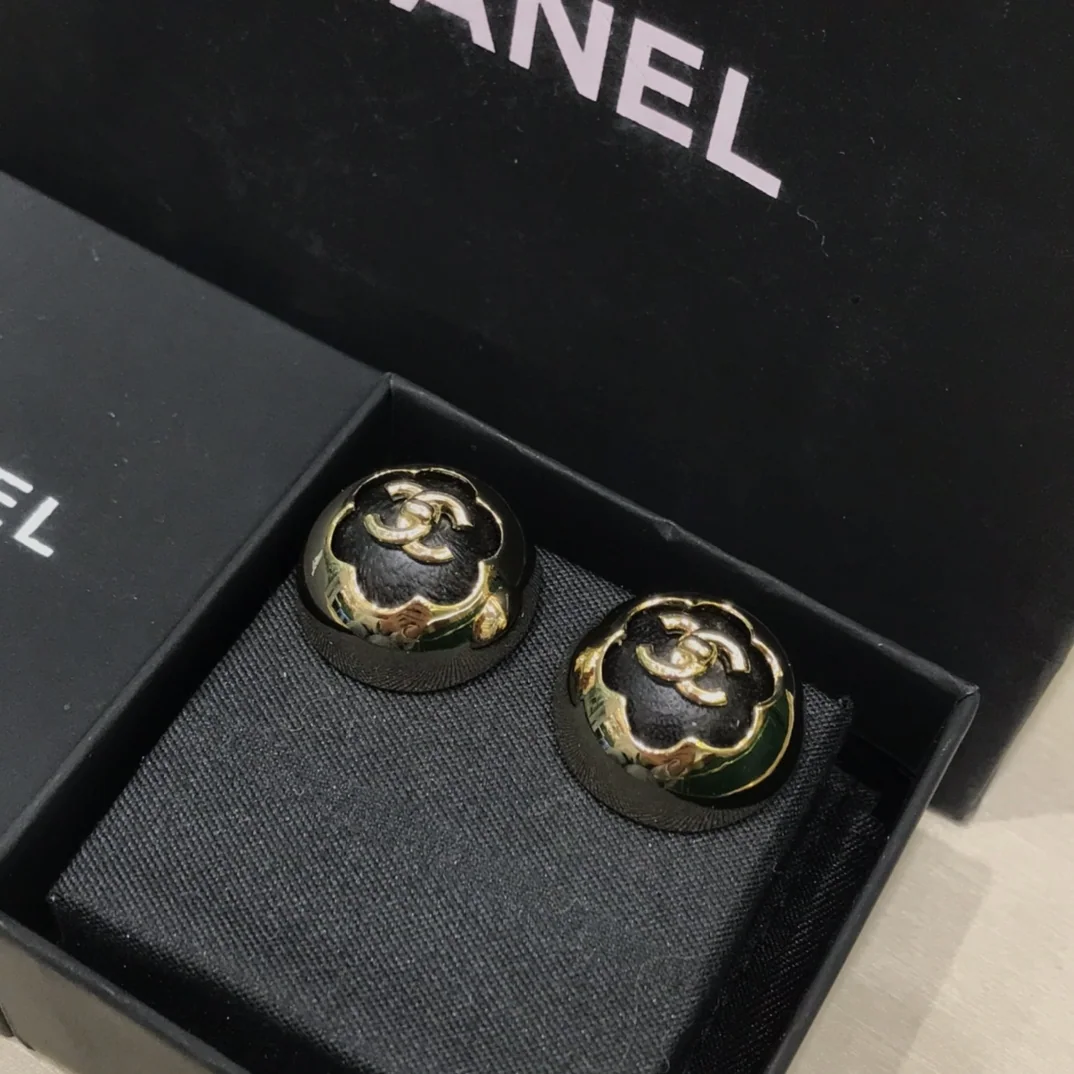 샤넬 카멜리아 골드 더블 C 귀걸이 상세 이미지 3