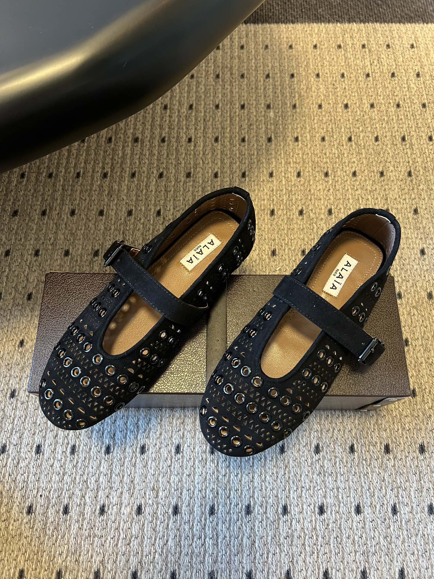 알라이아 펀칭 라운드 메리제인 상세 이미지 2