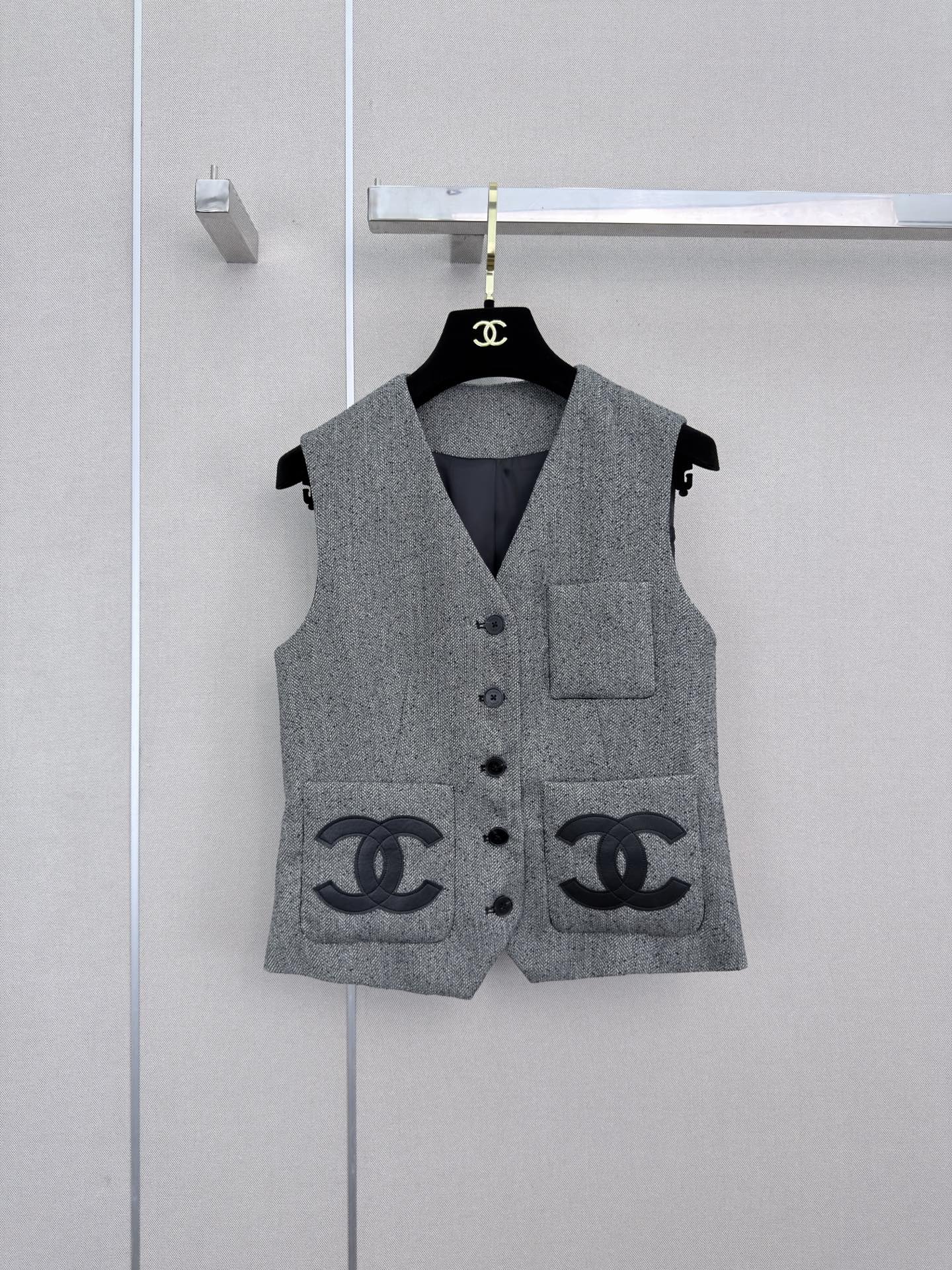샤넬 더블 C 로고 포켓 베스트와 반바지 세트 상세 이미지 2