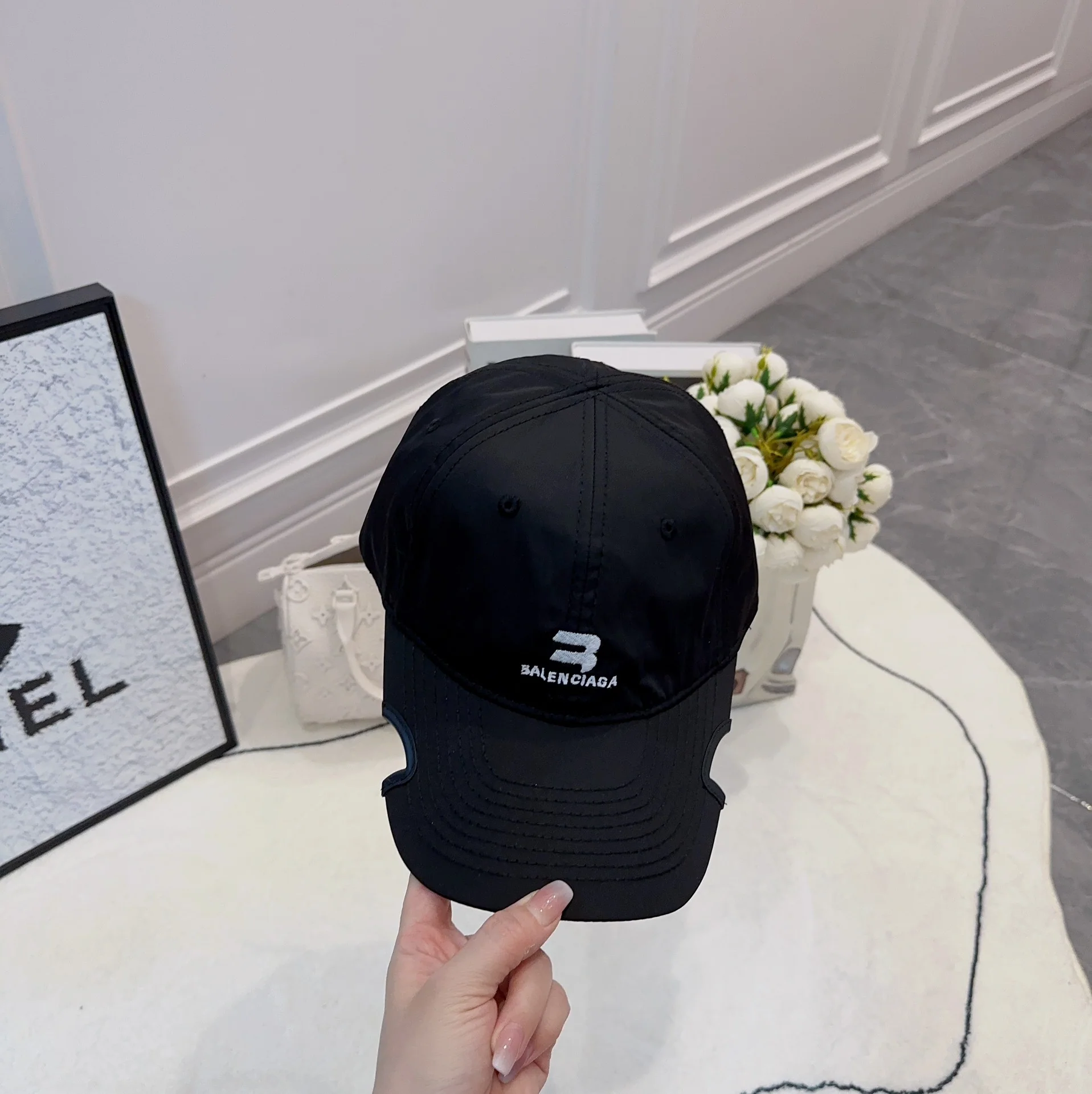 발렌시아가 컷팅 챙 베이스볼 모자 상세 이미지 3