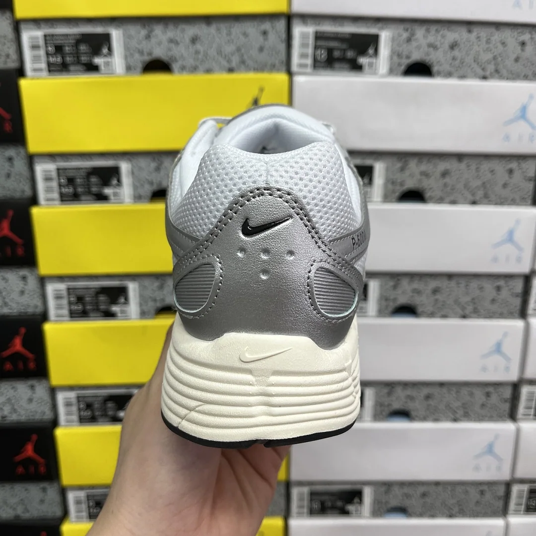 나이키 [CS] P 6000 CD6404-105 201531 Nike P-6000 White Metallic Silver Flat Black 상세 이미지 6