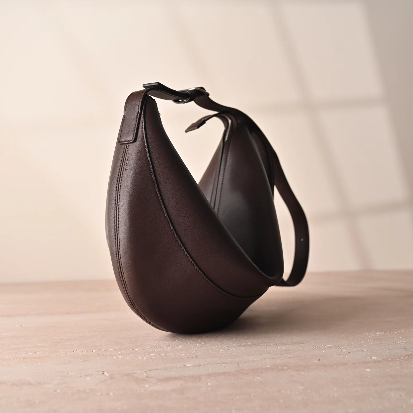 더로우 곡선 초승달 소가죽 크로스백 상세 이미지 2