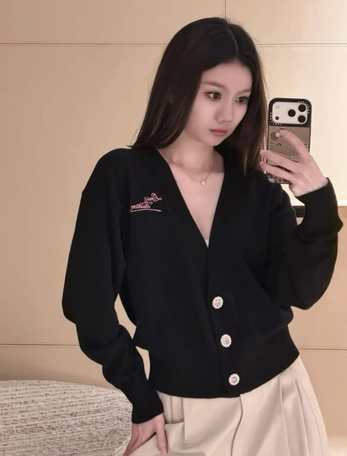 루이비통 분홍 자수 플라워 버튼 여성 가디건 상세 이미지 4