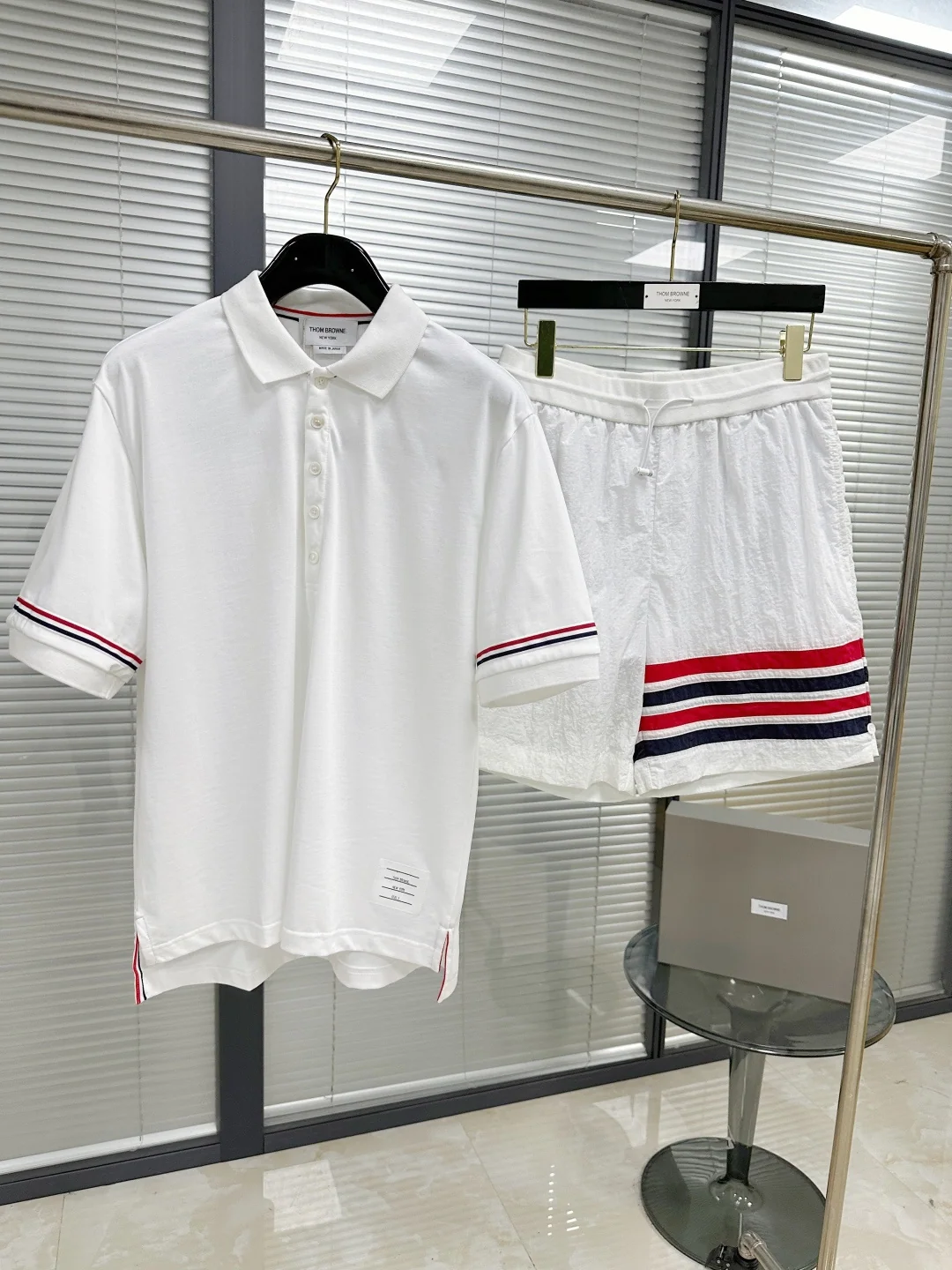 톰브라운 더블 슬리브 스트라이프 남성 반팔 폴로셔츠 상세 이미지 2