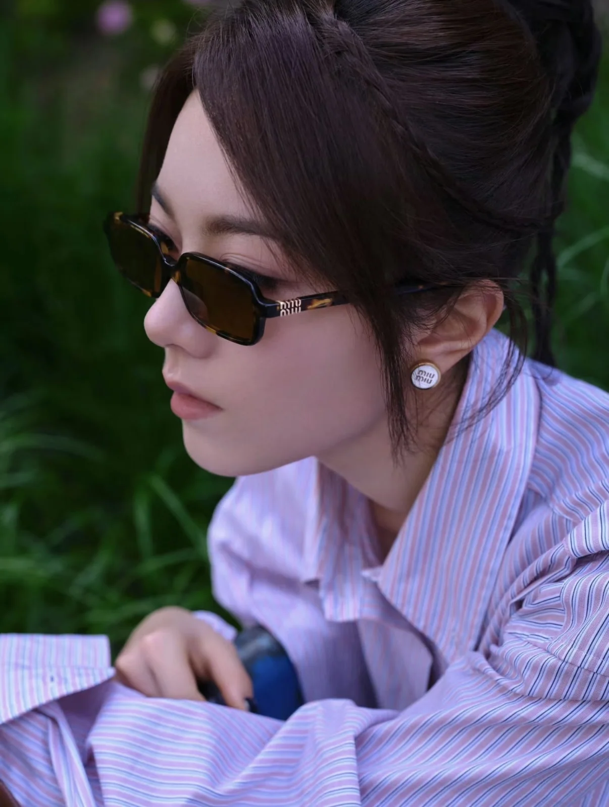 미우미우 컬러 에나멜 메탈 원형 버튼 M자형 스터드 귀걸이 상세 이미지 5