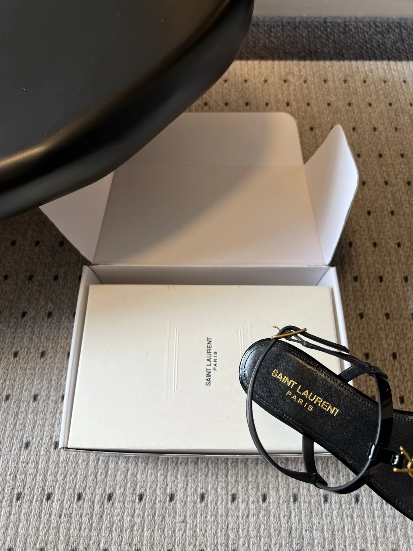 생로랑 YSL 버클 플립플롭 샌들 상세 이미지 8