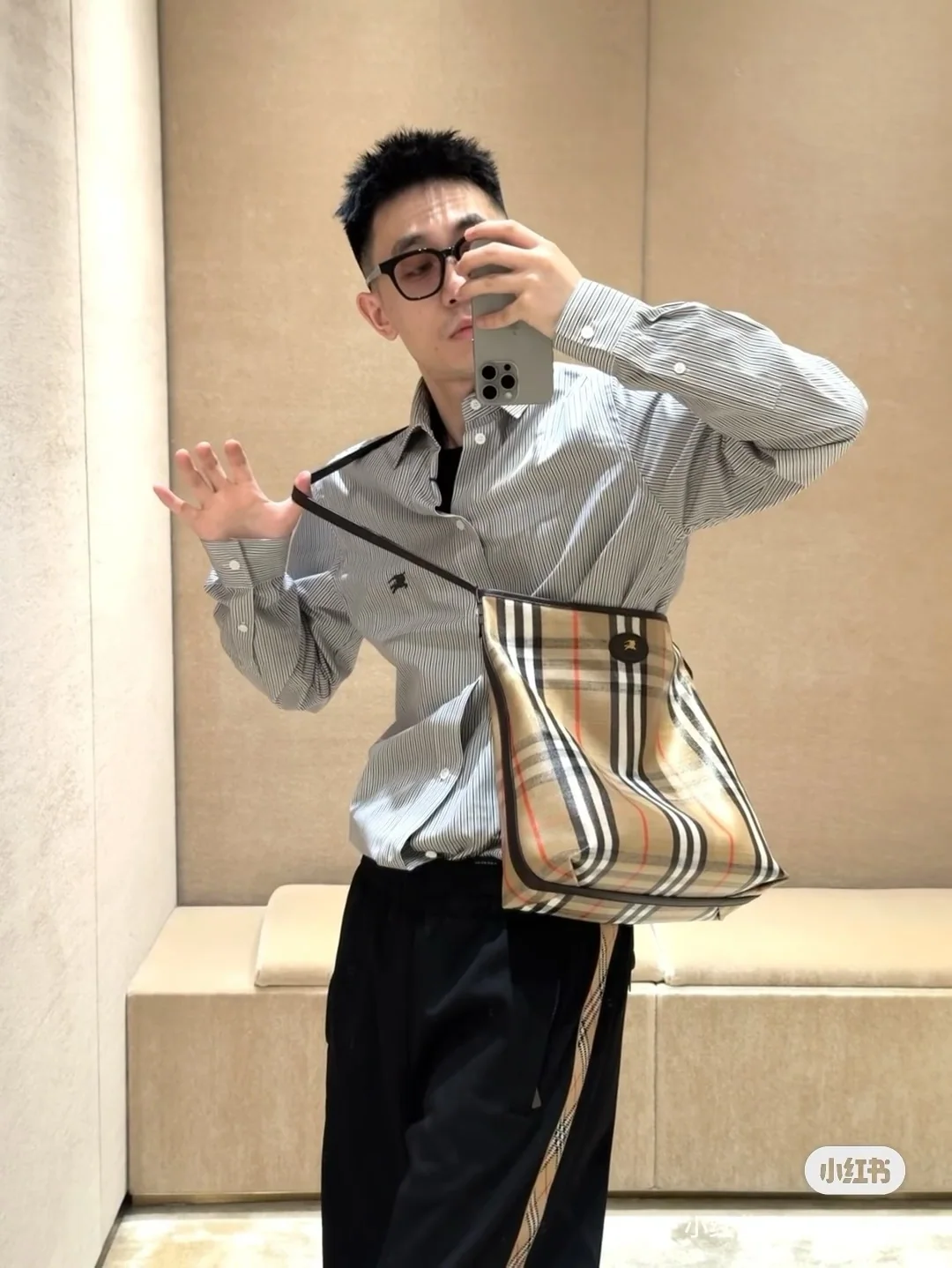 버버리 하이랜드 숄더백 상세 이미지 9