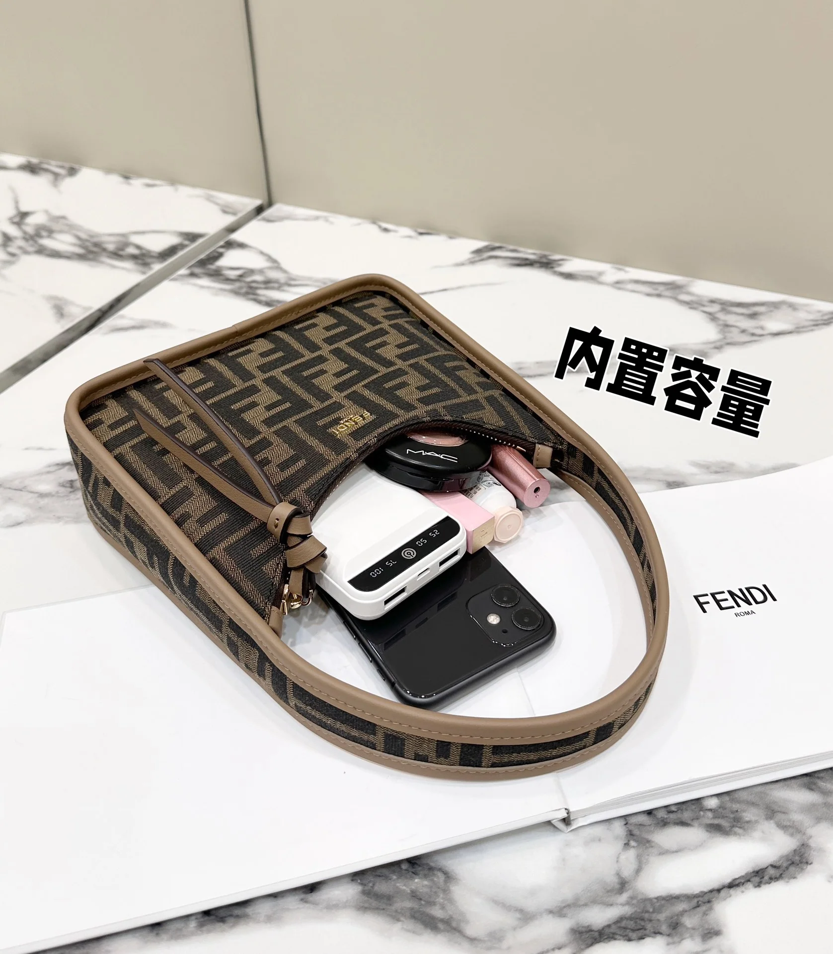 펜디 모노그램 미니 숄더백 상세 이미지 9