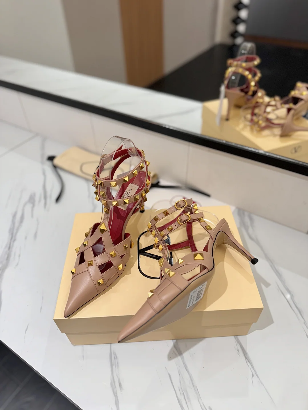 발렌티노 스타디 뾰족버클 스틸레토 힐 9 cm 신발 상세 이미지 5