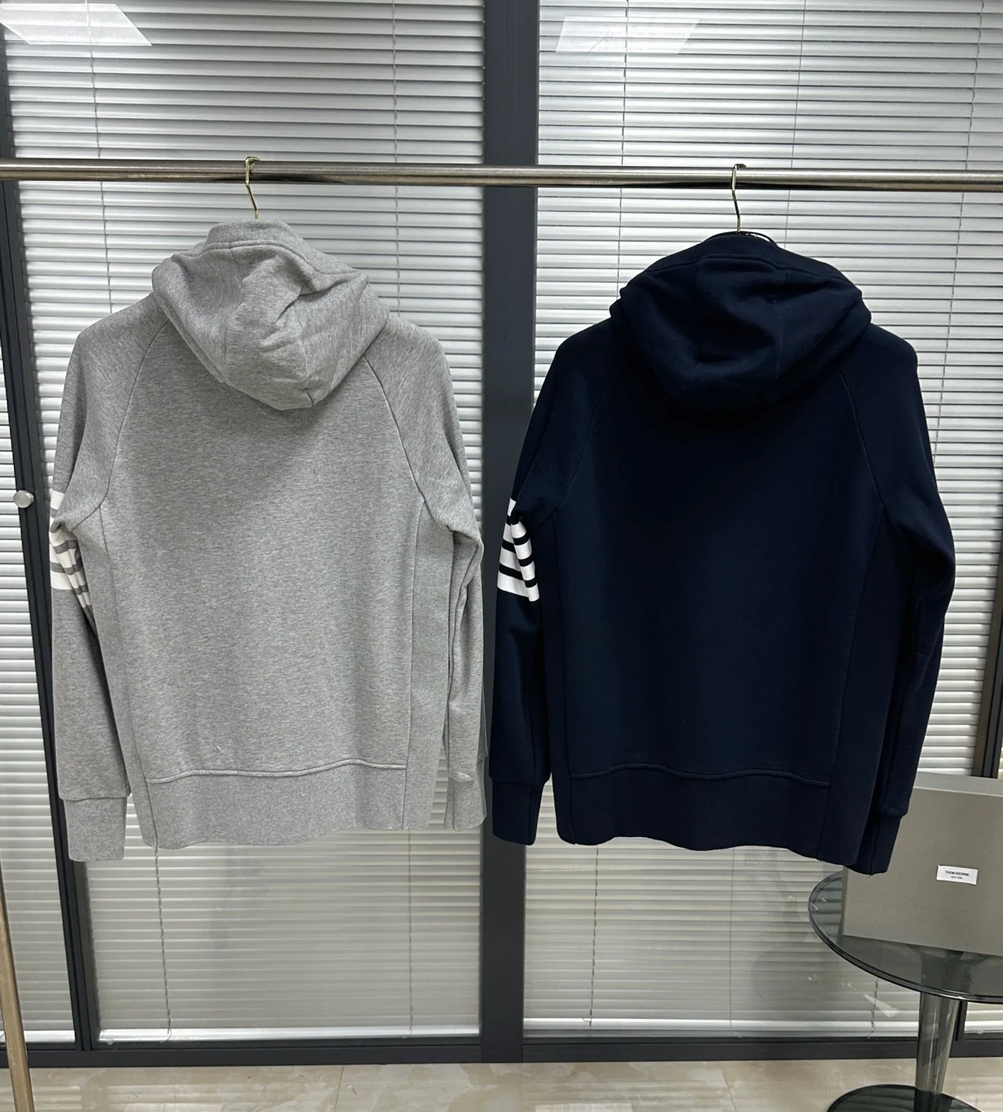톰브라운 4 바 스트라이프 하트 무늬 남성 후드 재킷 상세 이미지 3