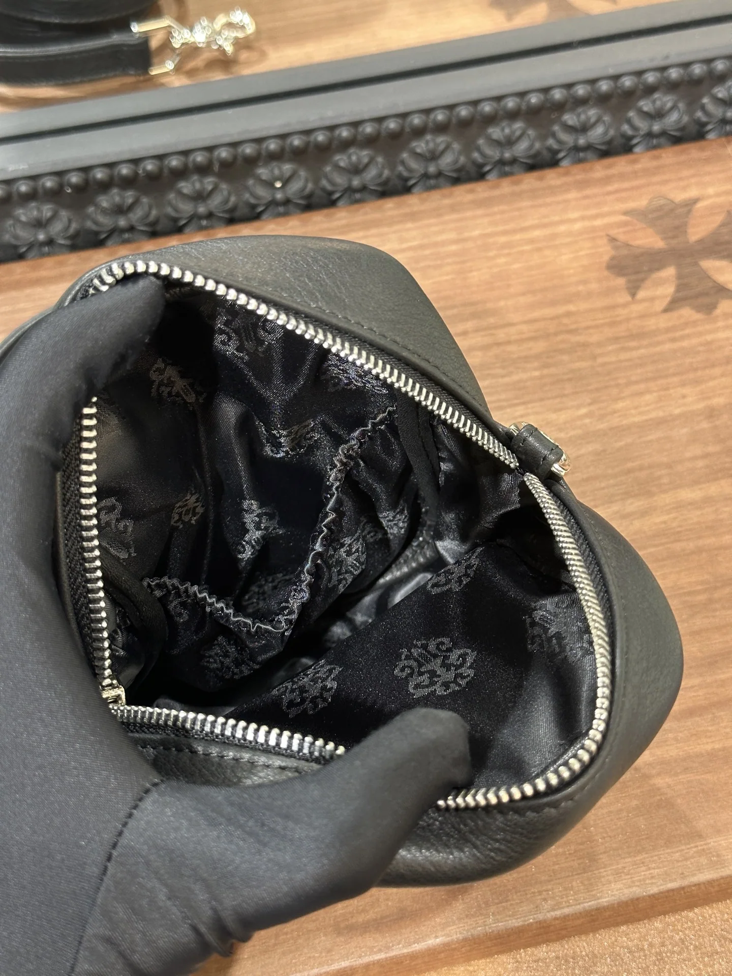 크롬하츠 블랙 가죽 카메라백 상세 이미지 5