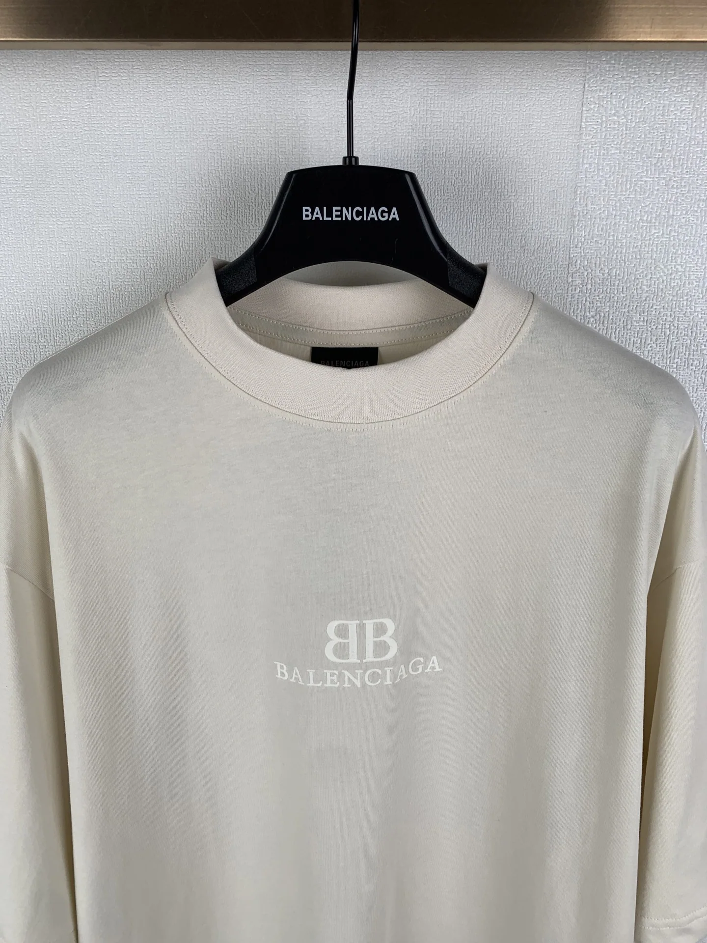 발렌시아가 24 FW 남성 로고 자수 반팔 티셔츠 24FW 상세 이미지 2