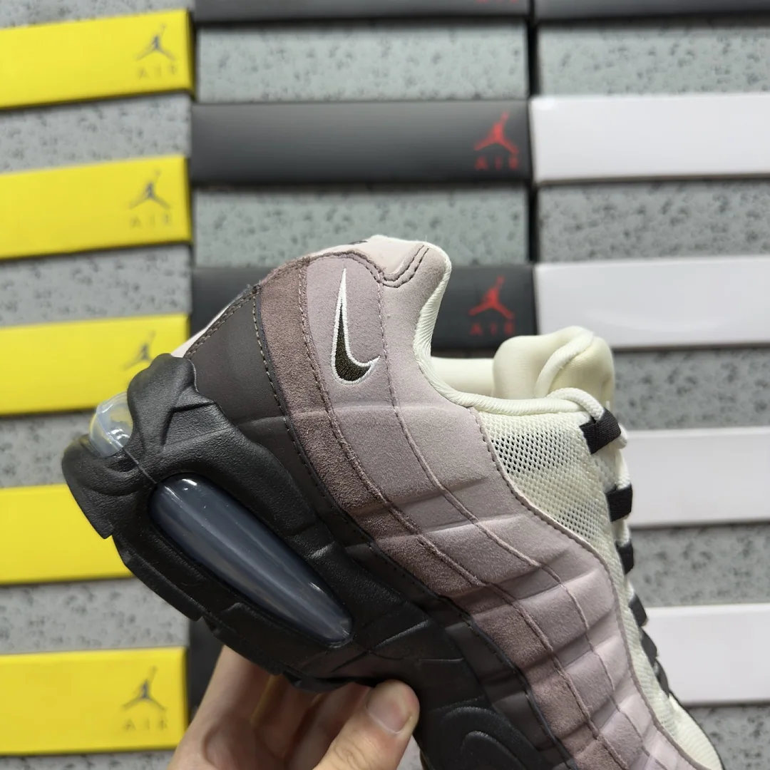 나이키 [WE] 에어 맥스 95 IQ0277-010 201814 Nike Air Max 95 Big Bubble Tattoo Light 상세 이미지 2