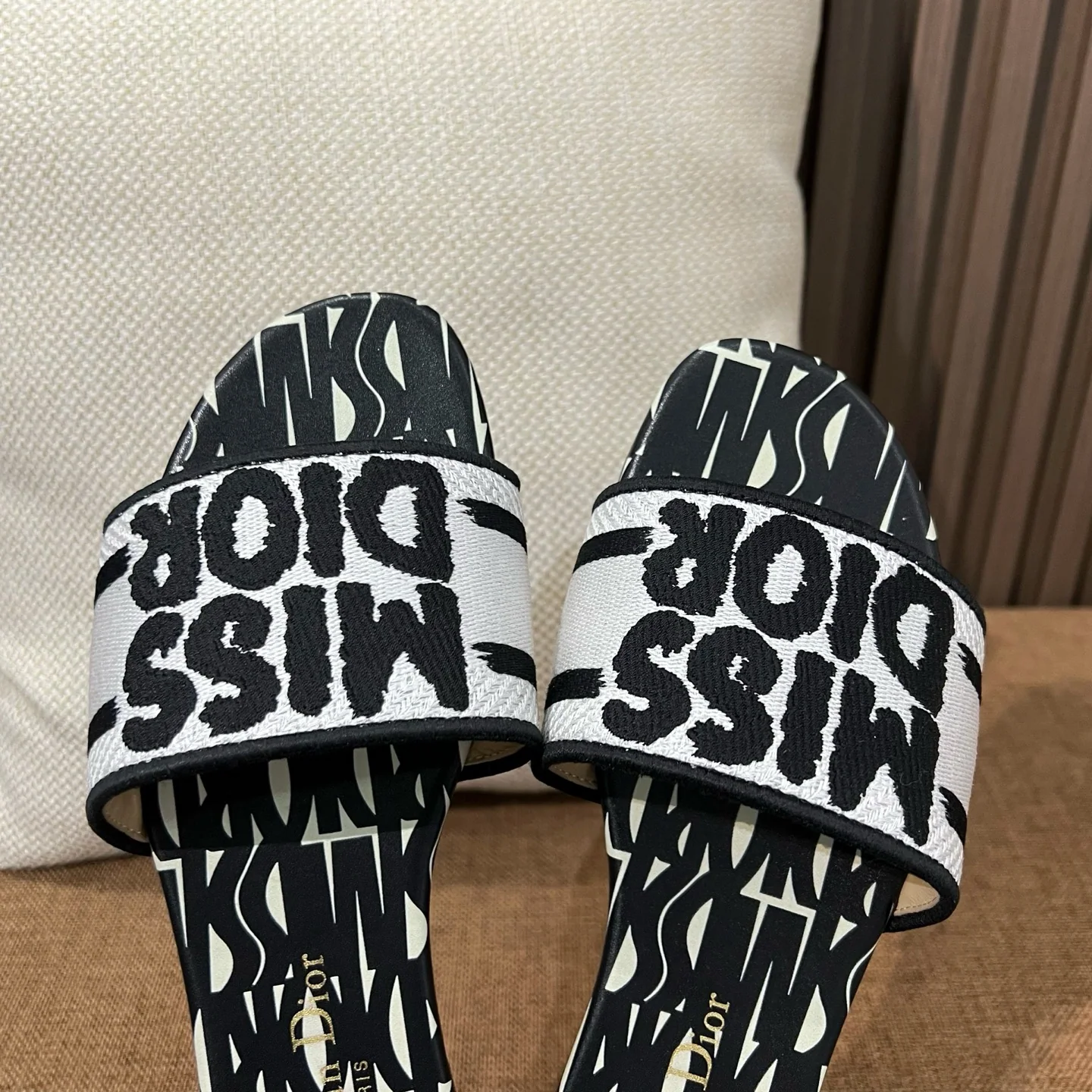 디올 자수 캔버스 샌들 상세 이미지 8