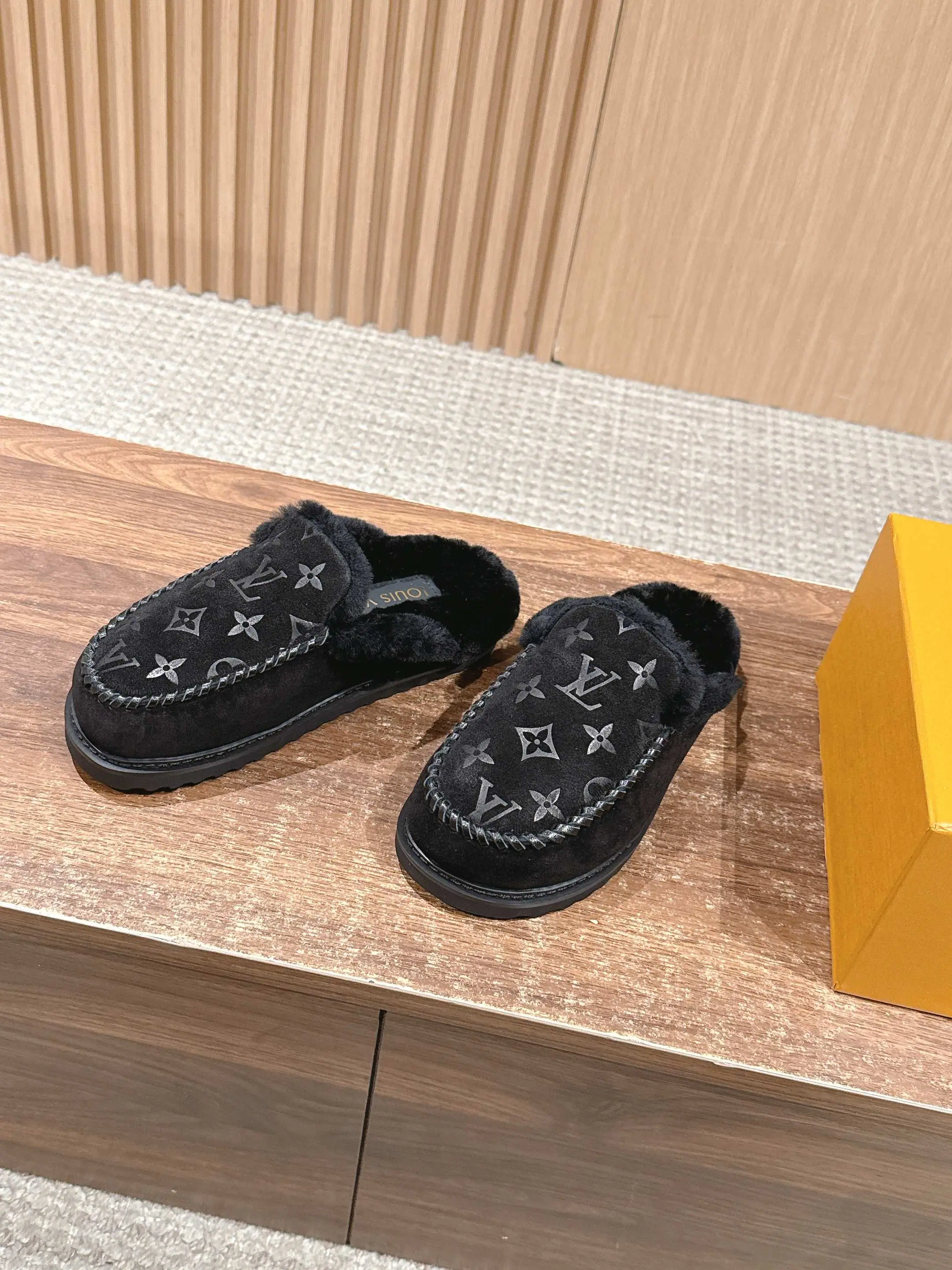 루이비통 코르티나 모노그램 스웨이드 로퍼 상세 이미지 2