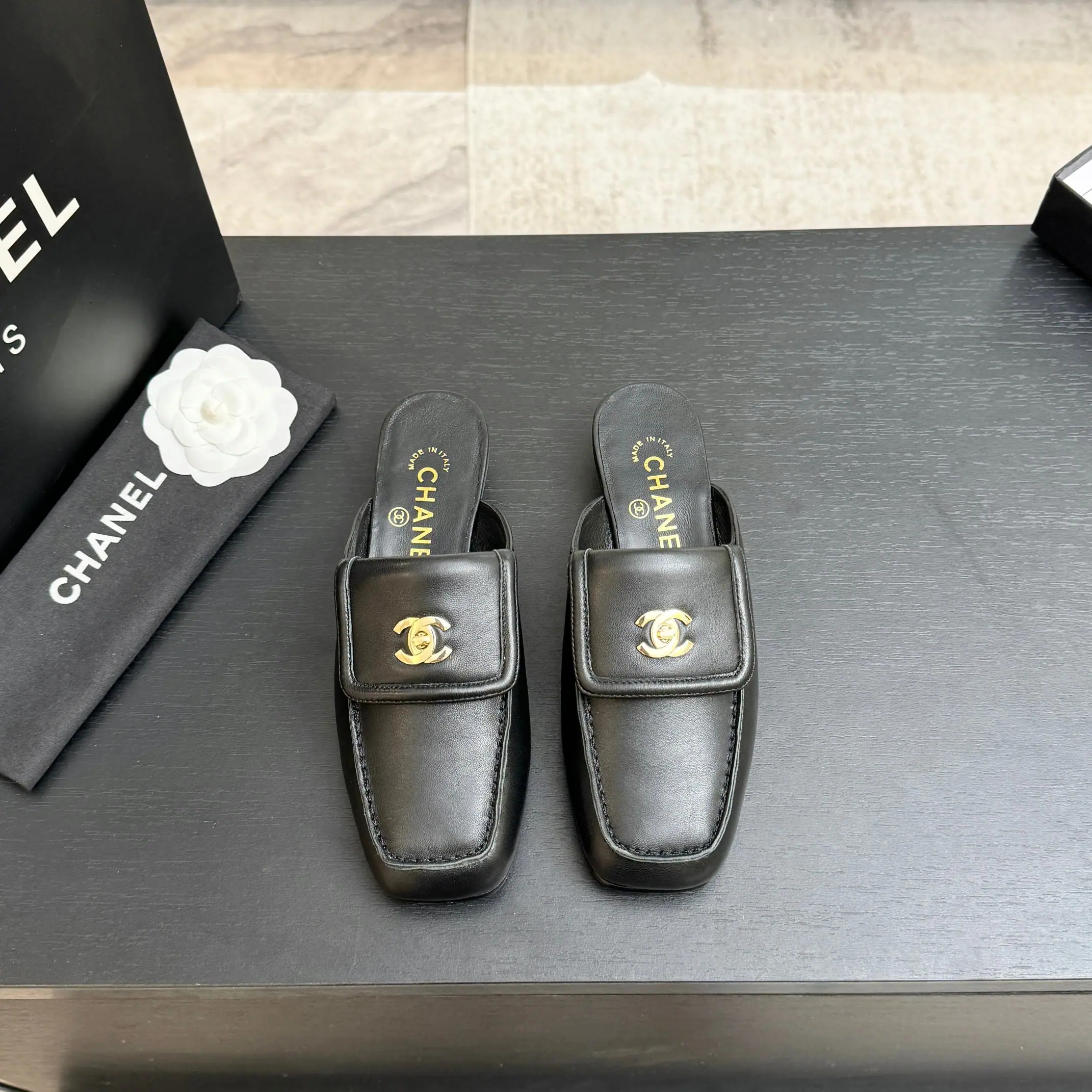샤넬 26 C 더블 C 버클 램스킨 스퀘어토 슬리퍼 상세 이미지 1