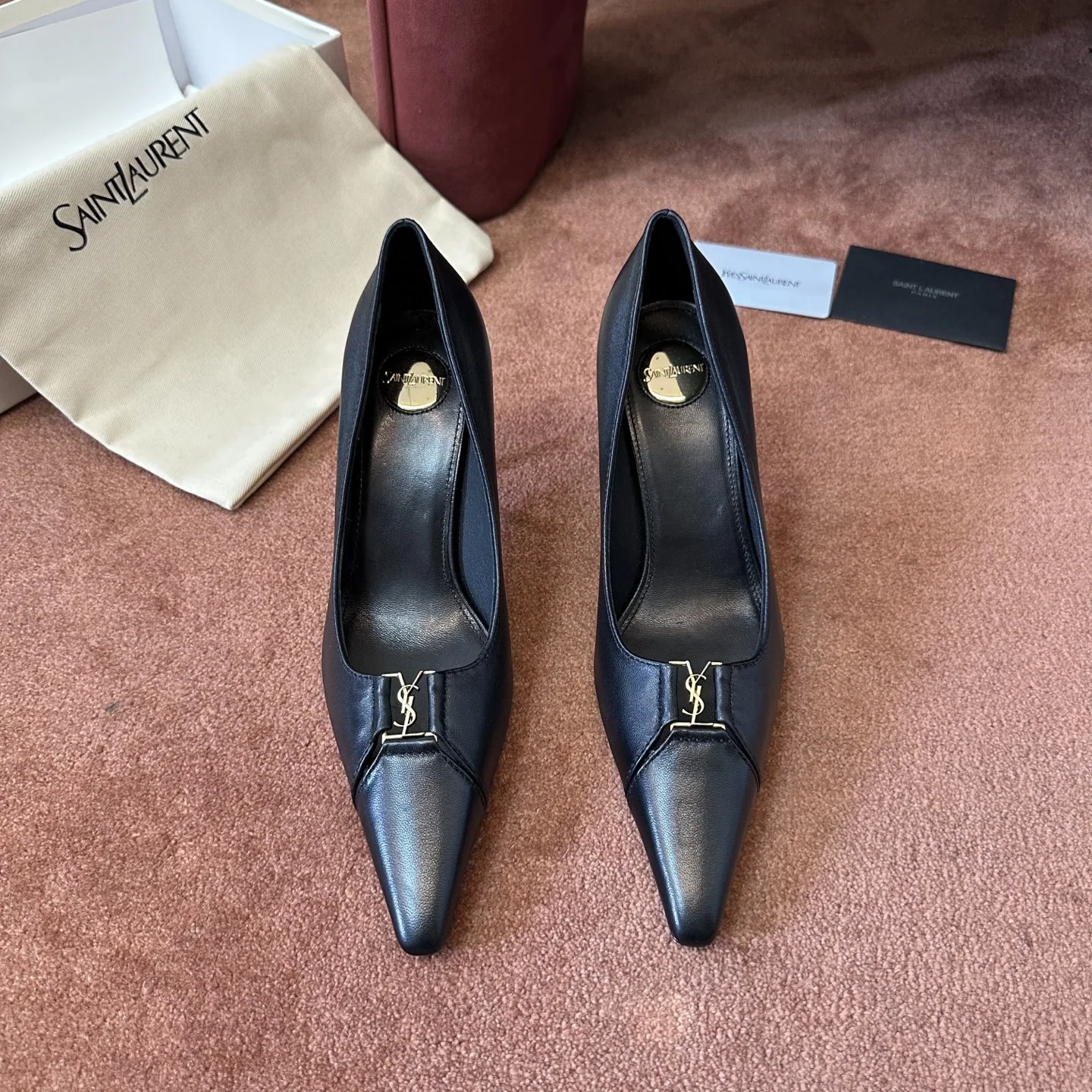 생로랑 YSL 앞코 덮인 플랫 뮬 149728