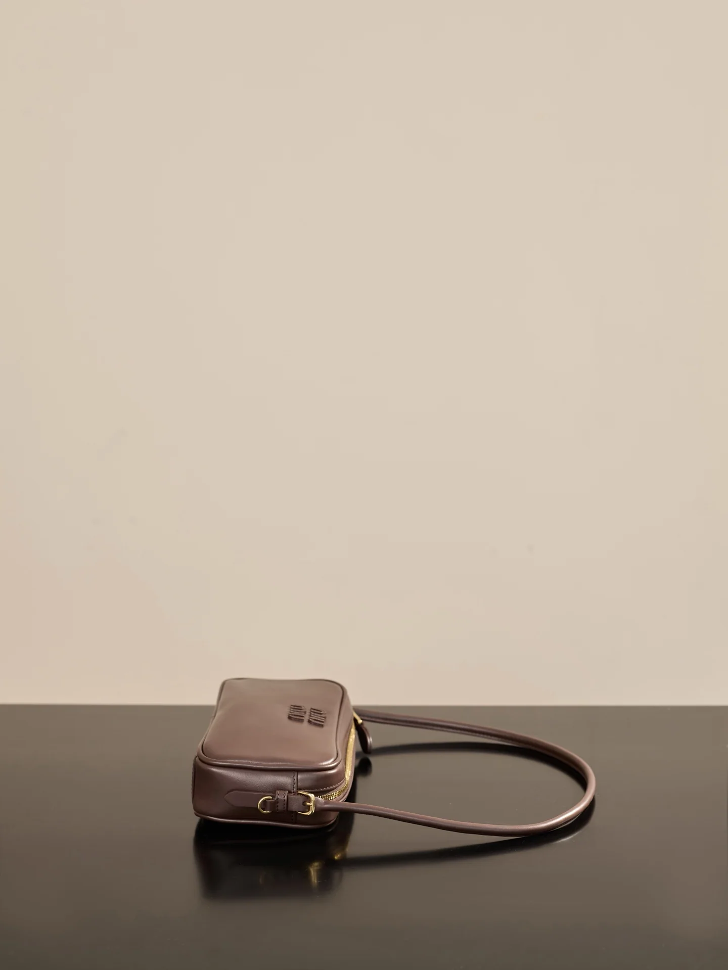 미우미우 헤더우드 소가죽 소형 핸드백 상세 이미지 8