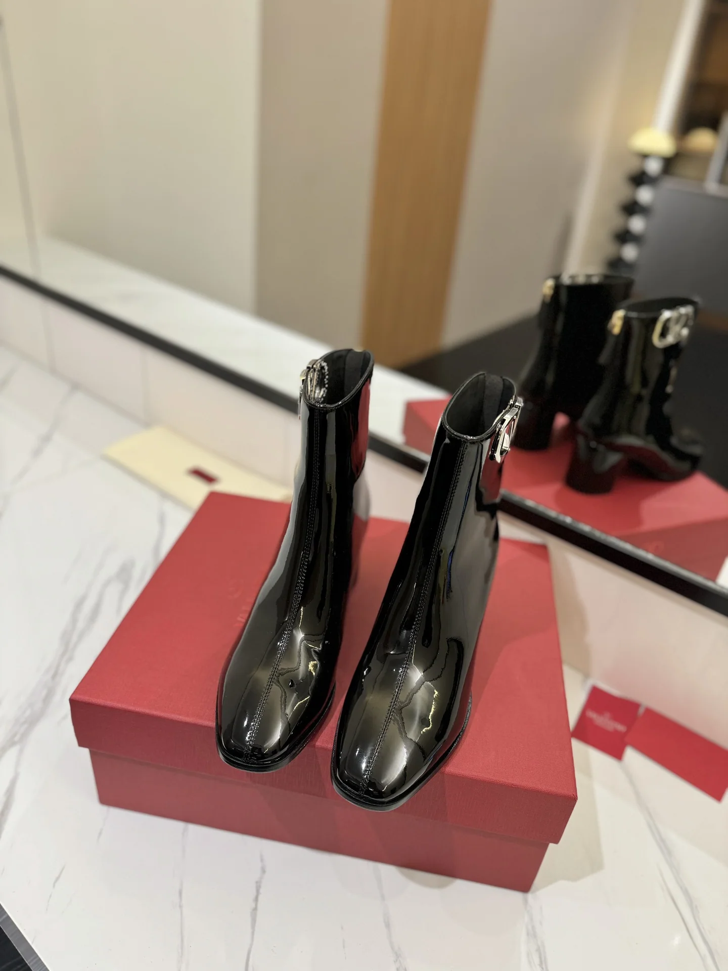 발렌티노 V로고 컷아웃 부츠 상세 이미지 3