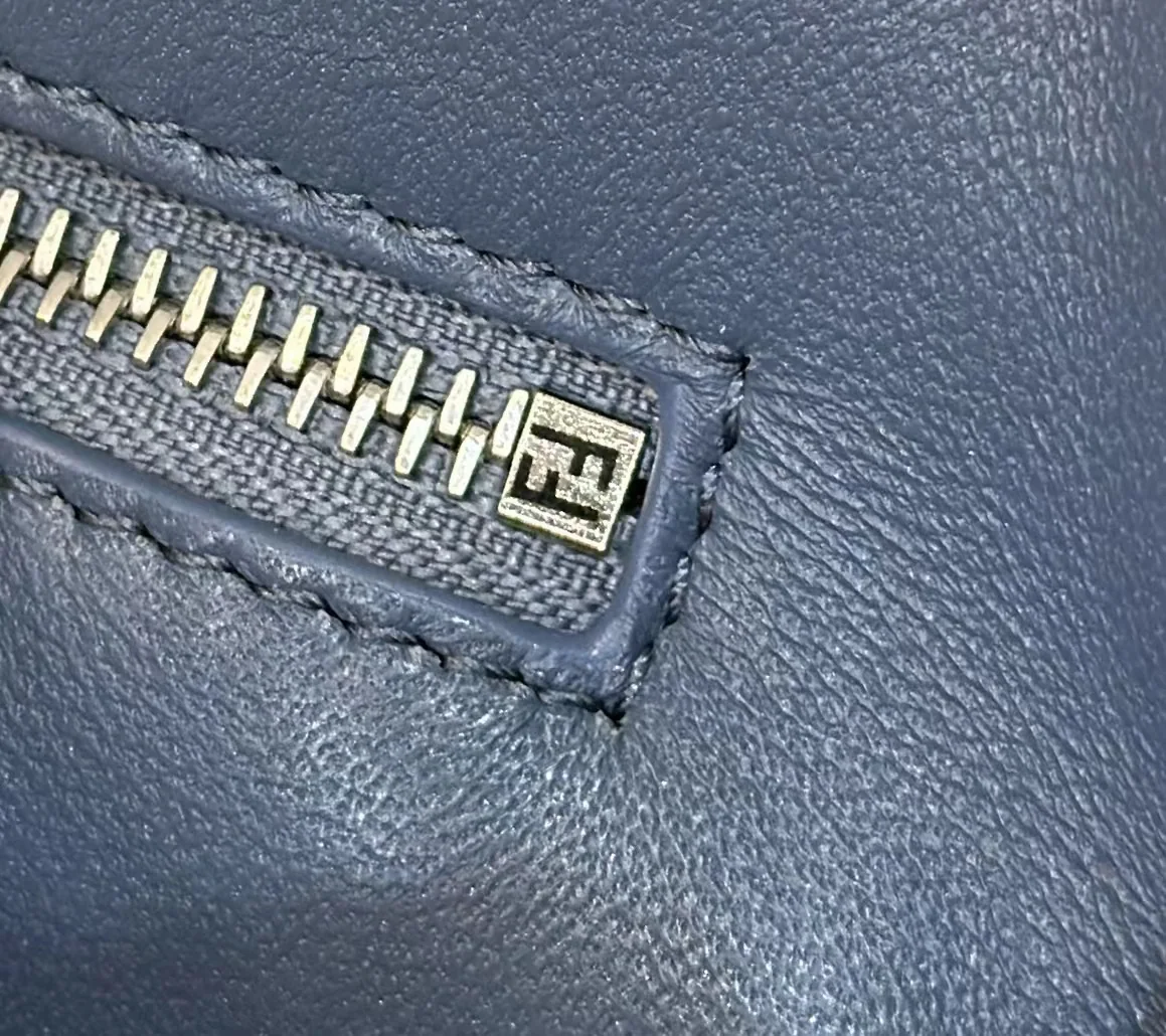 펜디 피카부 스몰 소가죽 핸드백 상세 이미지 8