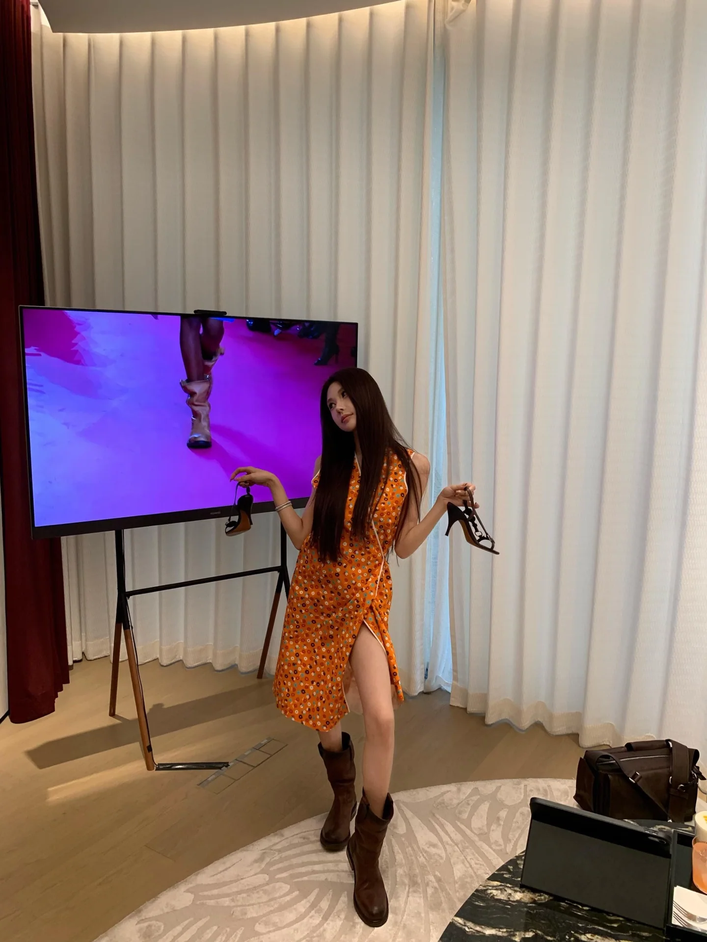 미우미우 플라워 프린트 민소매 원피스 2026 SS 상세 이미지 4