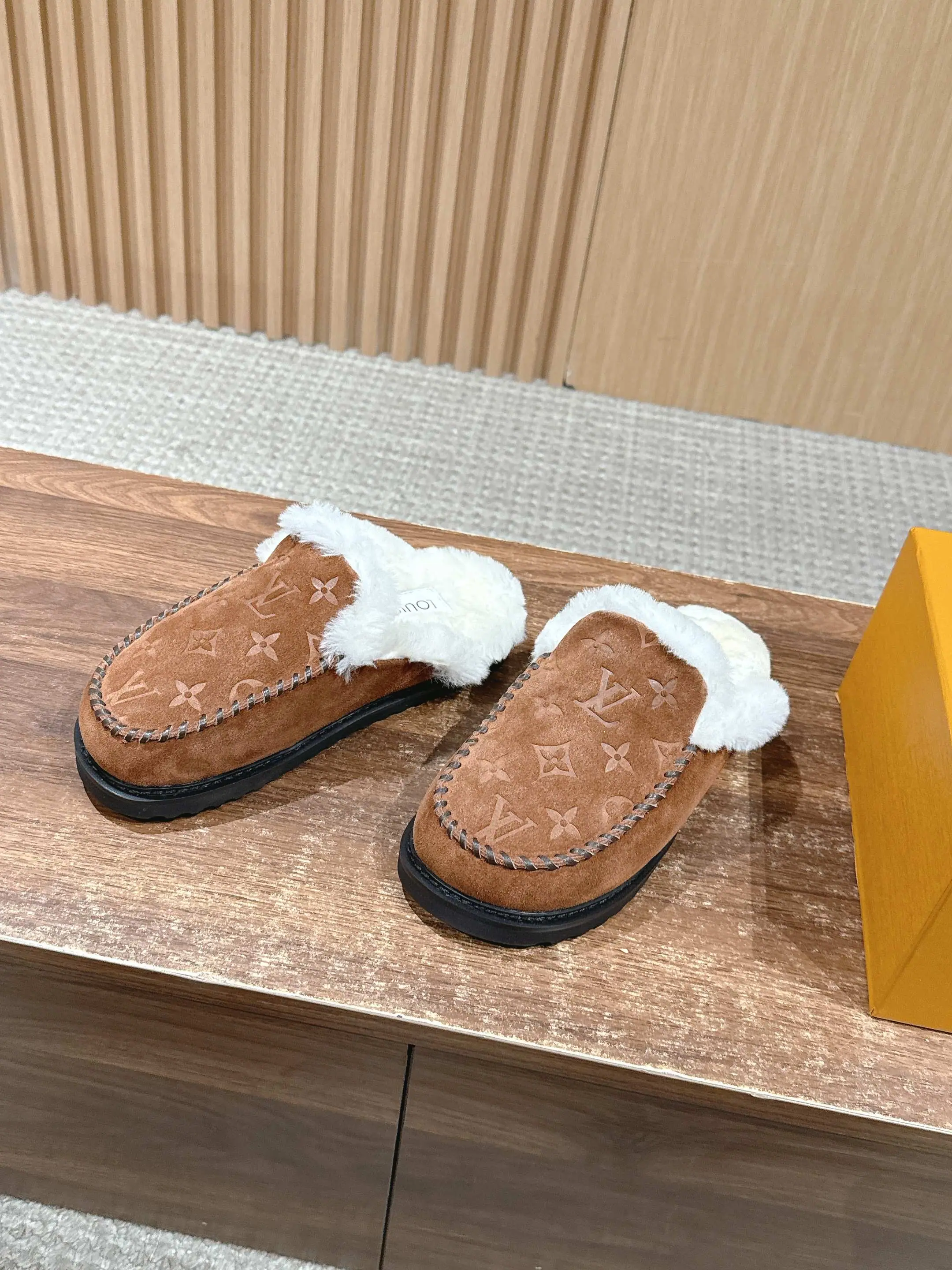 루이비통 코르티나 모노그램 스웨이드 로퍼 상세 이미지 2